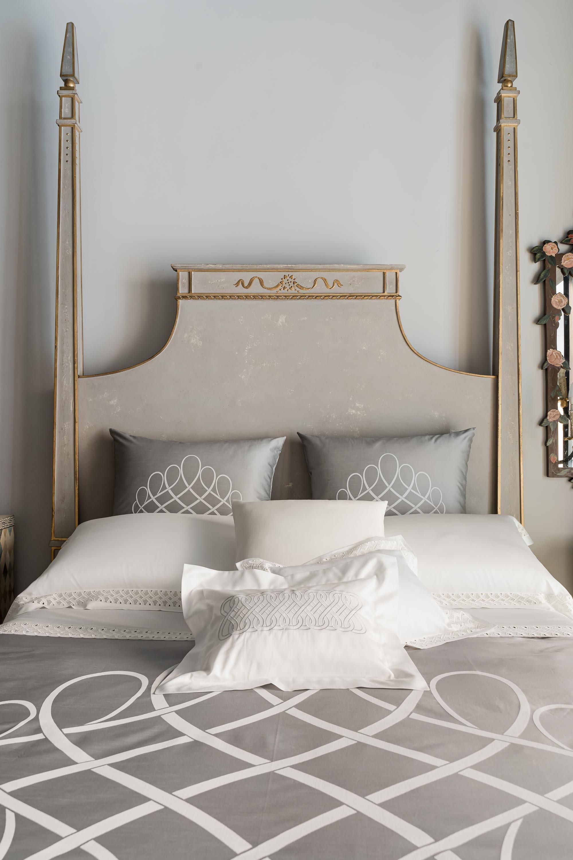 From our hand-painted furniture collection, we are pleased to introduce you to our queen size, light grey Tintoretto Bed with full posts and obelisc finials.
This Tintoretto Bed is finished with our Argento (light grey) main color, contrasting