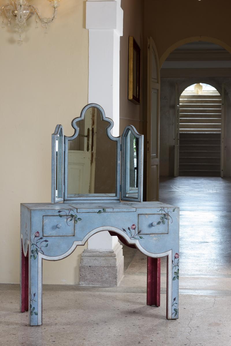 De notre collection de meubles peints à la main, nous avons le plaisir de vous présenter notre vanité San Samuele.
Le meuble-lavabo élégant et intemporel de Porte Italia donnera du style à toute chambre à coucher. Il comporte un triple miroir -