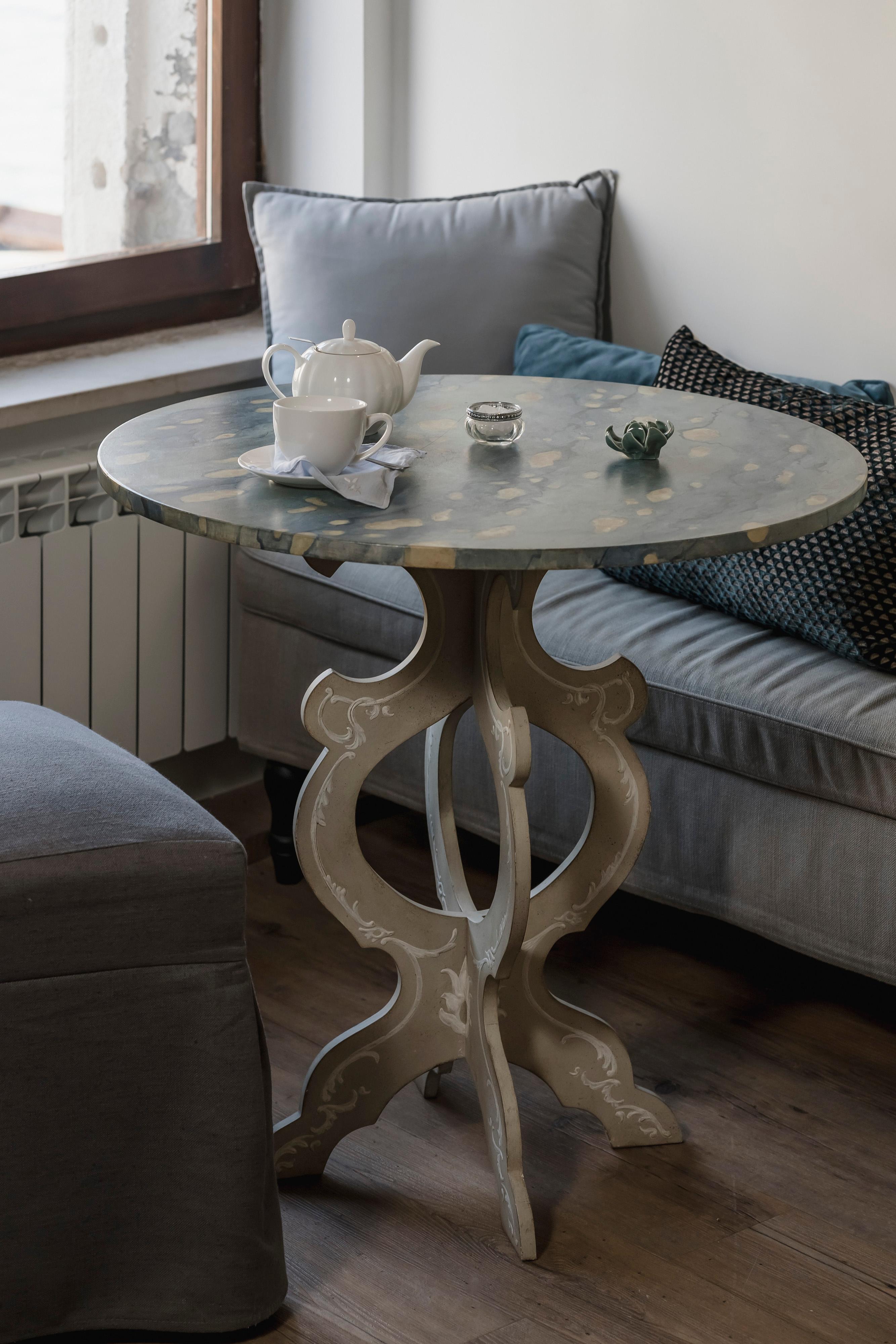 From our Hand-Painted Furniture Collection, we are pleased to introduce you to our Santa Maria del Giglio Coffee Table with a marble effect wooden top and scalloped legs with raised-gesso decorations.
Simply the perfect coffee table, made in