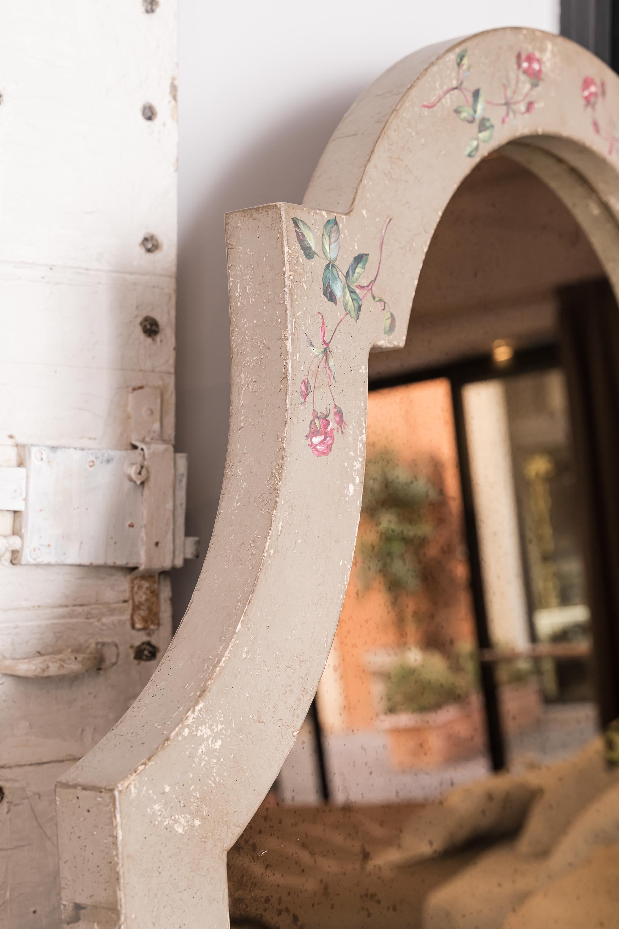 Aus unserer Hand-Painted Furniture Collection stellen wir Ihnen den Positano-Spiegel in Taupe mit kleinen Rosen vor. 
Unter unseren handbemalten Spiegeln ist der Positano definitiv einer unserer Favoriten, mit seinen sanften Kurven, die die Größe