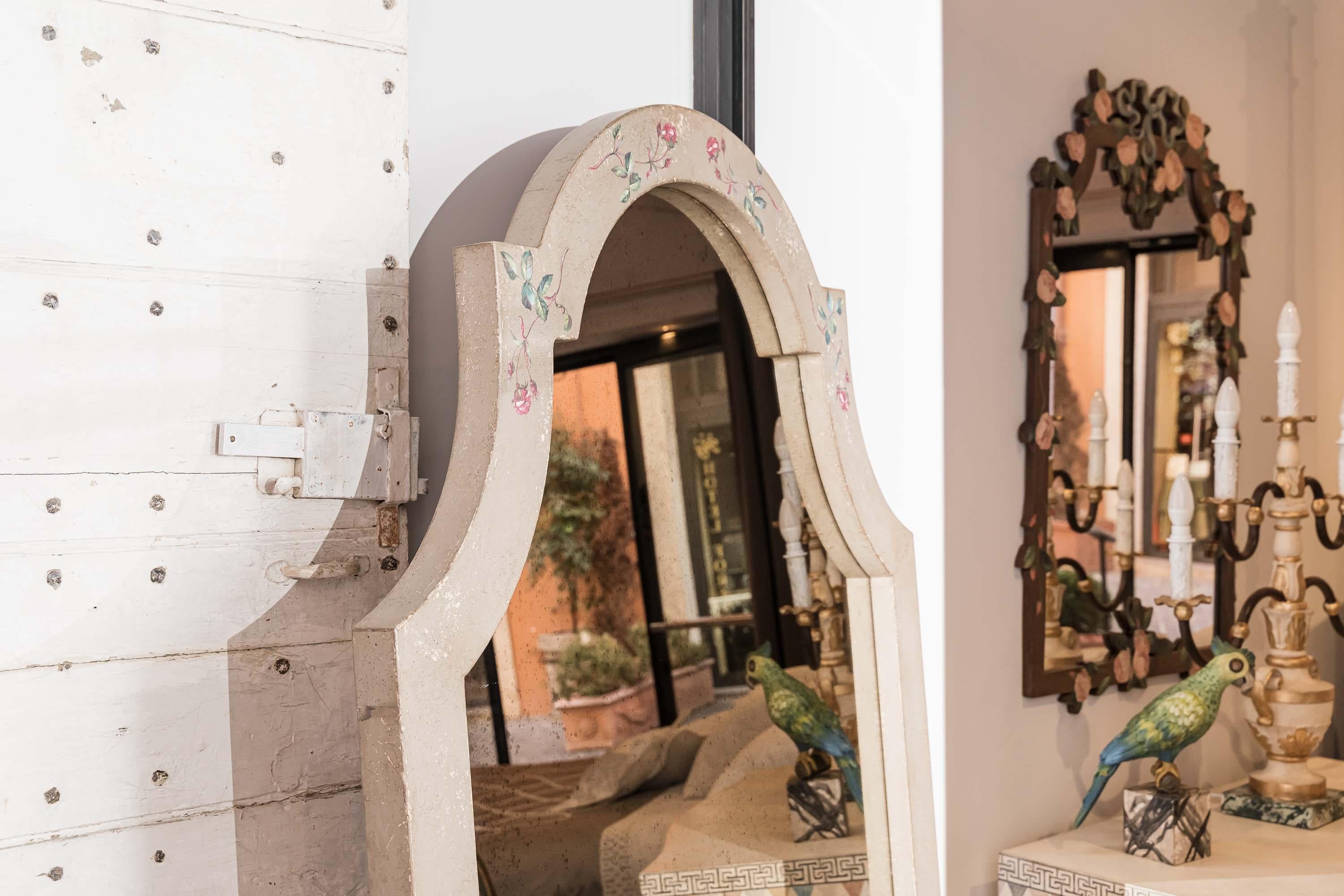 18th Century Hand-Painted Venetian Style Taupe Positano Mirror with Small Roses In New Condition For Sale In Ronchi dei Legionari, IT