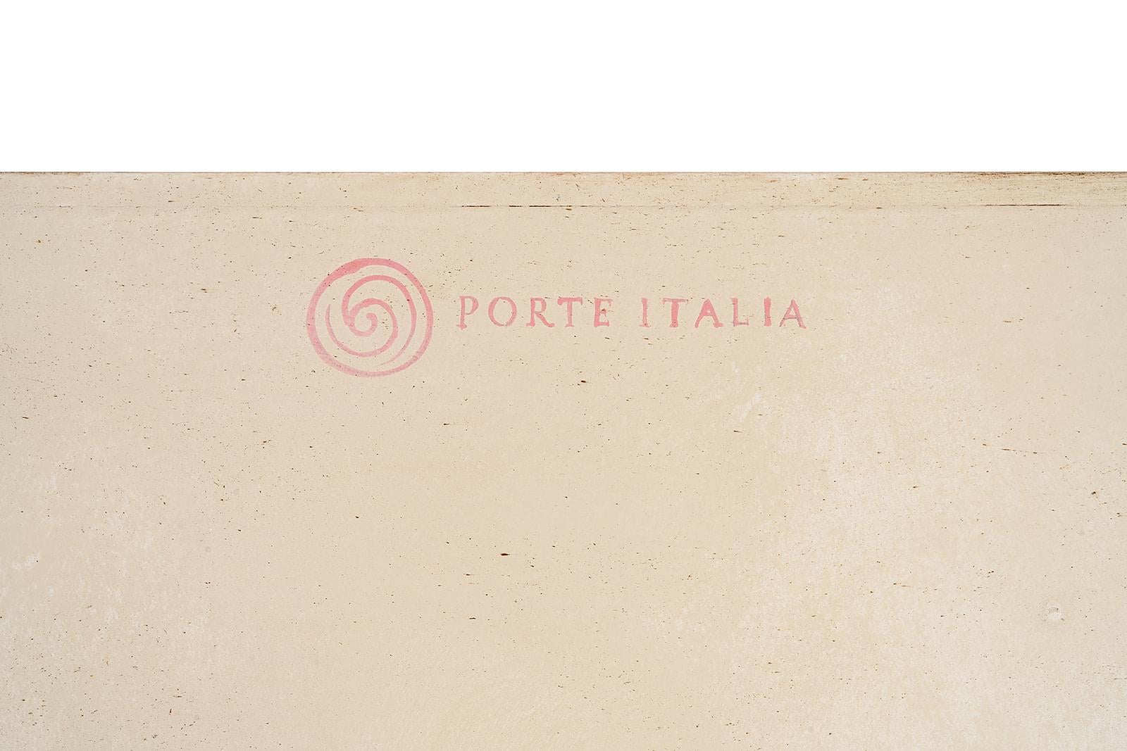 Aus unserer handbemalten Furniture Collection freuen wir uns, Ihnen unser helltaupefarbenes Rocchetta-Tablett mit rosa Flamingo-Motiv vorzustellen.

Dieses exquisite Rocchetta-Tablett ist ein wahres Fest der venezianischen Kunstfertigkeit.