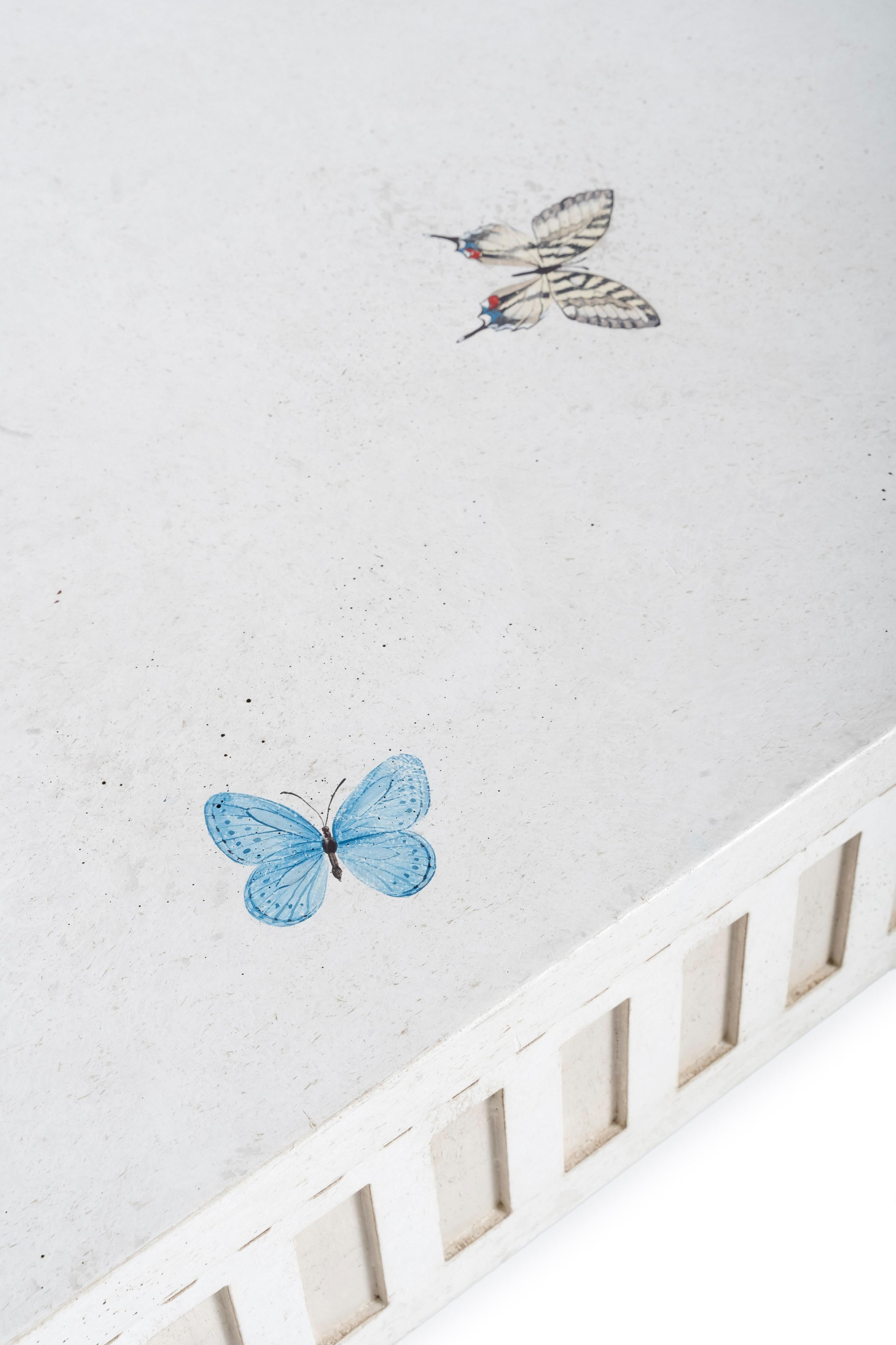 Weißer handbemalter Arena-Couchtisch im venezianischen Stil des 18. Jahrhunderts mit Schmetterling (Italienisch) im Angebot