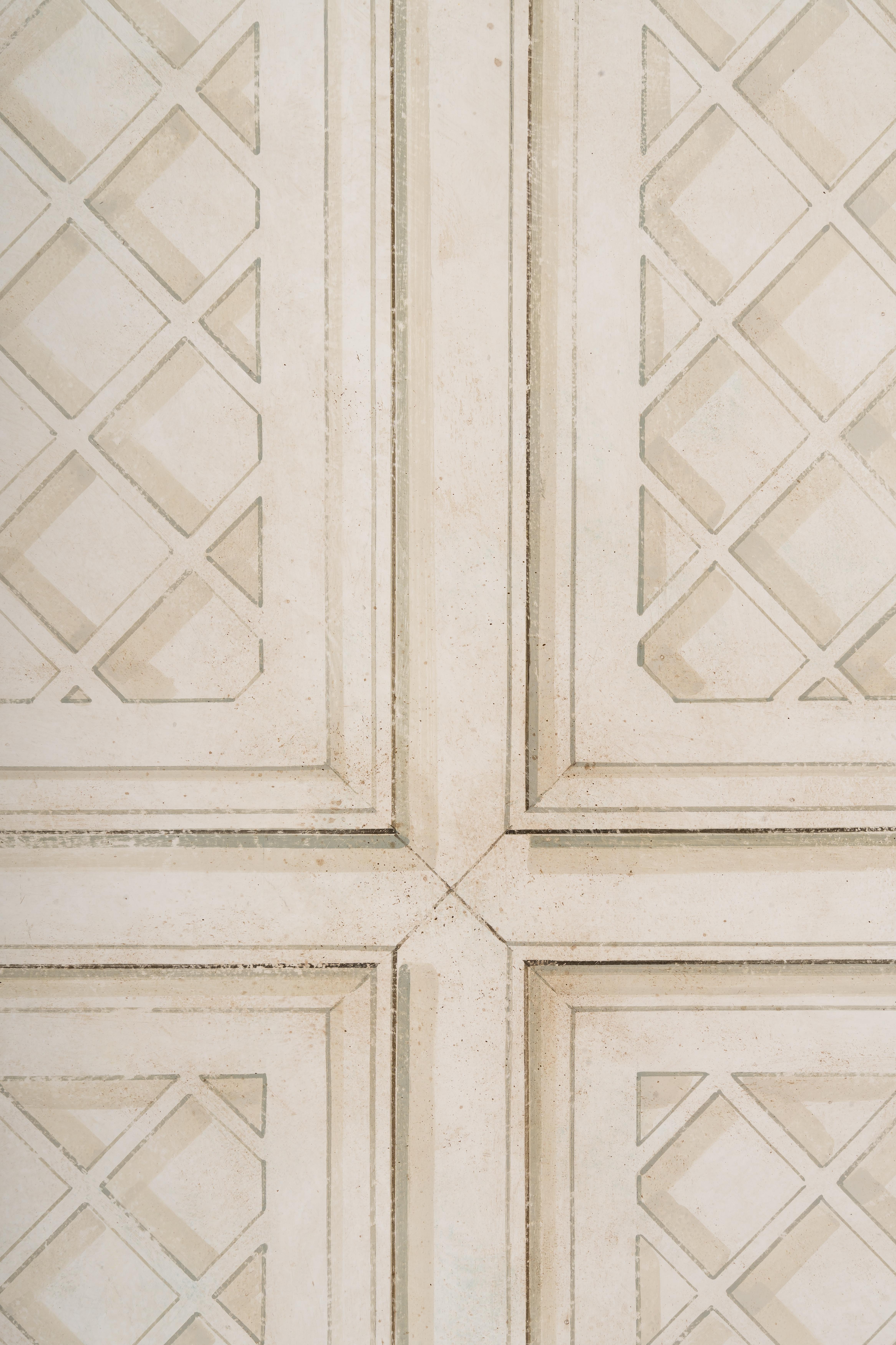 Aus unserer handbemalten Furniture Collection'S freuen wir uns, Ihnen unser Criss-Cross Panel vorzustellen.
Ein exquisites dekoratives Holzpaneel mit einem Spaliermuster in einer sanften Farbpalette aus Weiß und hellen Taupetönen. 
Dieses schöne