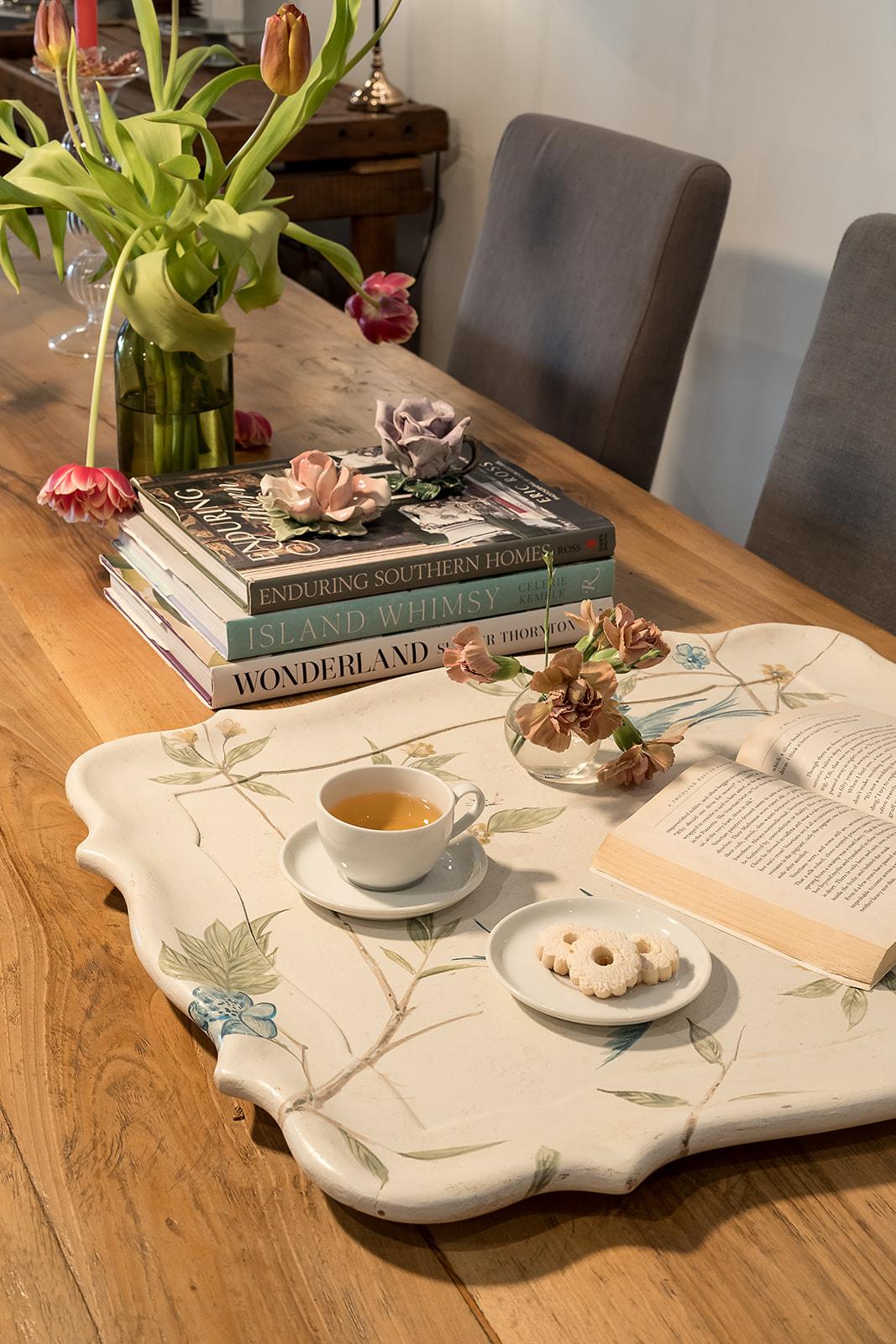 Aus unserer handbemalten Furniture Collection'S stellen wir Ihnen unser Tablett Manin in Weiß mit anmutigen Vögeln und Blättern vor: das perfekte Tablett, um Ihren Nachmittagstee wie auf einer Gran Canal Terrasse in Venedig zu genießen. 
Dieses