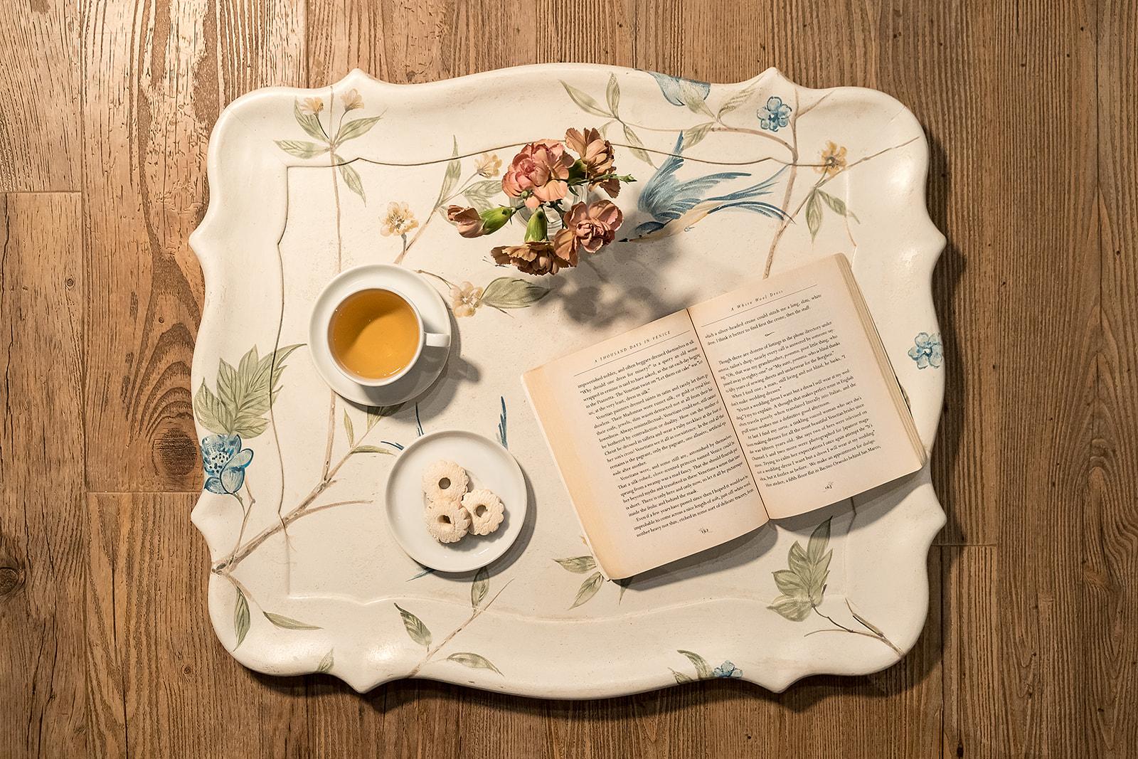 Weißes, handbemaltes Manin-Tablett im venezianischen Stil des 18. Jahrhunderts mit anmutigem Laub (Sonstiges) im Angebot