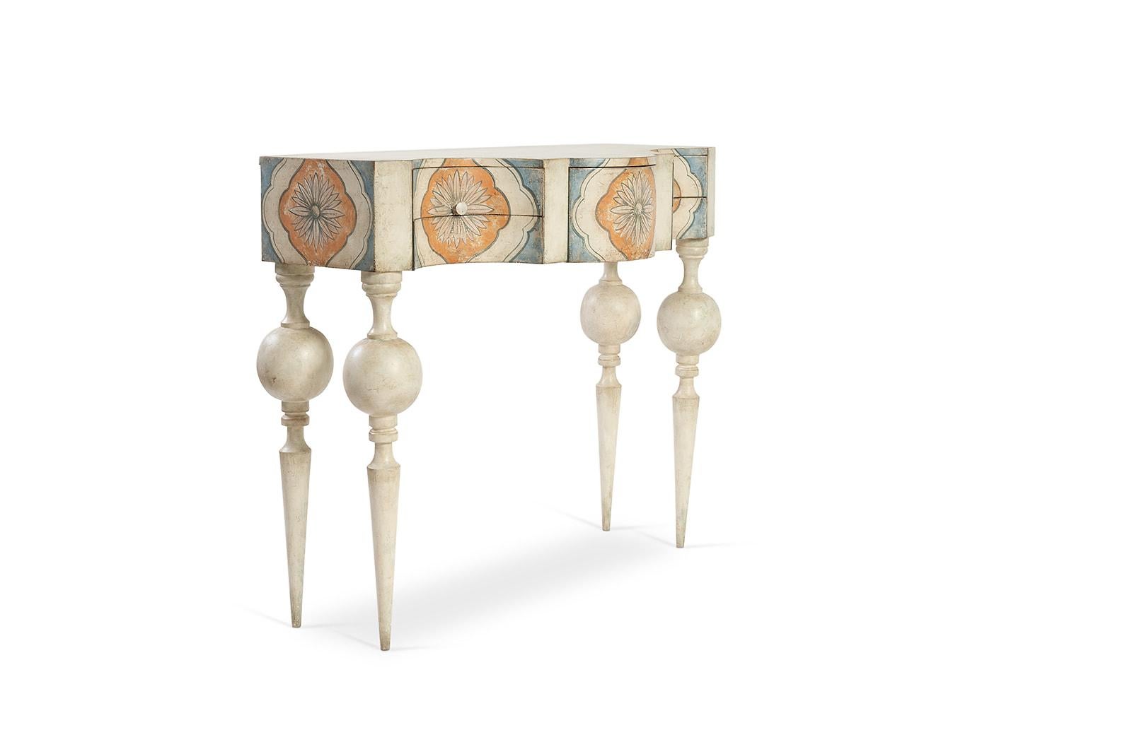 Dalla nostra collezione di mobili dipinti a mano, siamo lieti di presentarti la nostra console girasole in bianco. 
A Porte Italia ci piace giocare con le forme, i colori e le finiture e, a volte, osare. Come in questo caso, con la nostra consolle