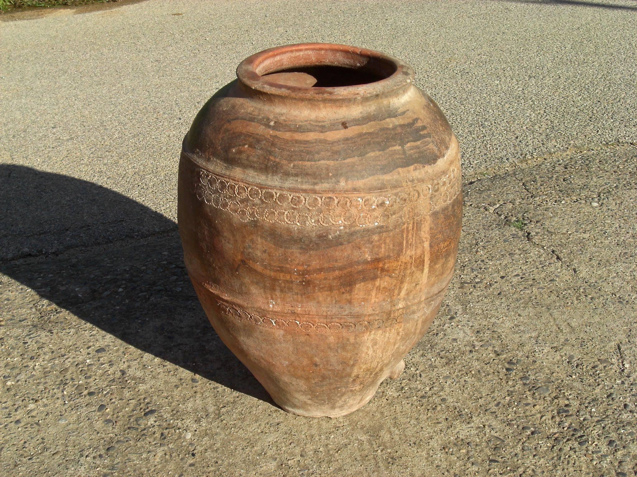 A very fine quality late 18th century terracotta water jar from the town of Calanda in the province of Teruel (Aragon), Spain.

With gorgeous original patina, this jar features the characteristic charcoal-colored hand streaking typical of 18th and