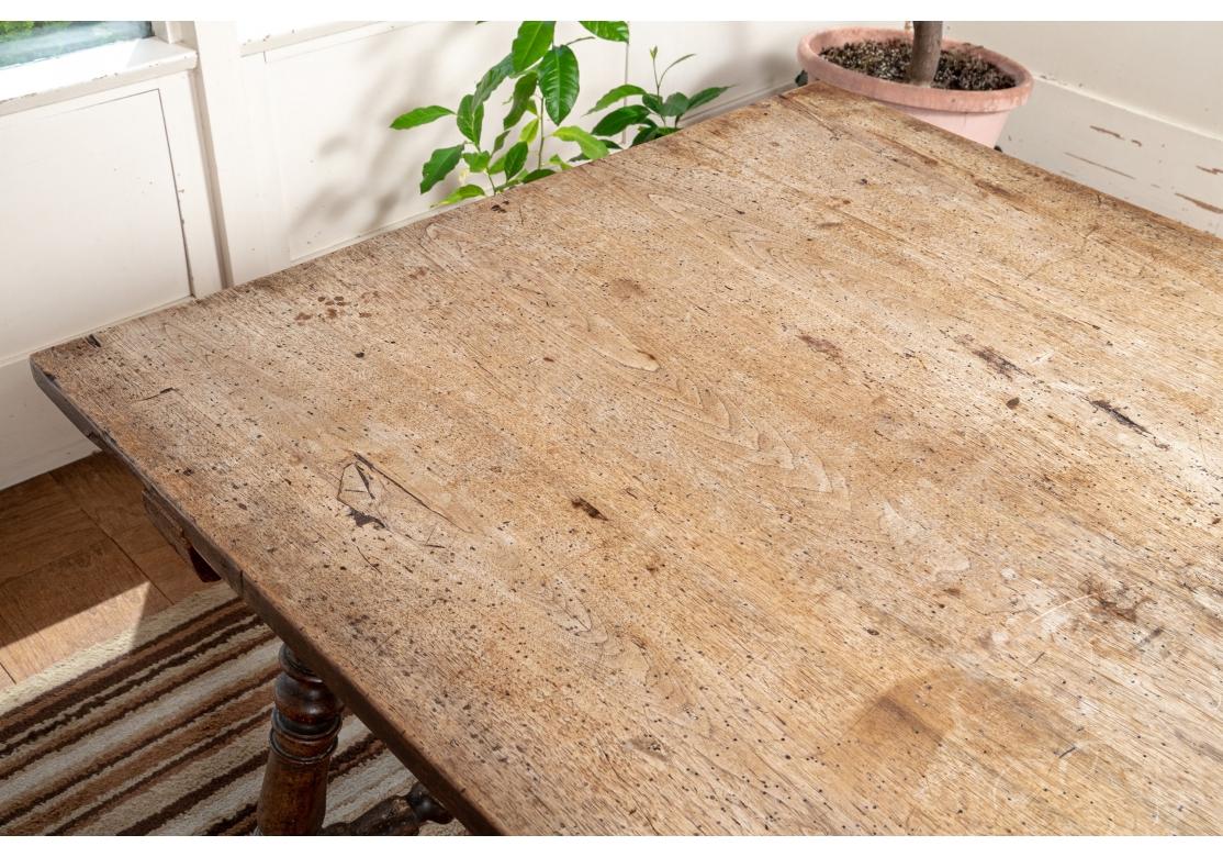 Table de taverne à tréteaux en bois dur du XVIIIe siècle   en vente 4