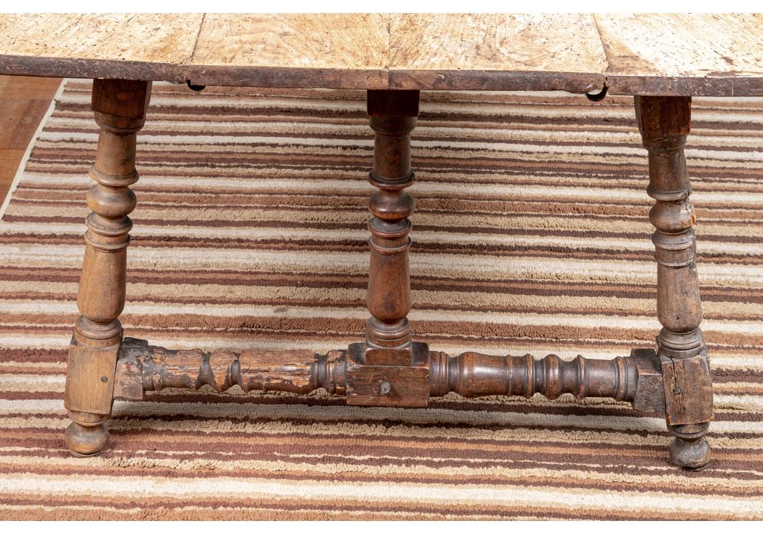 Bois de feuillus Table de taverne à tréteaux en bois dur du XVIIIe siècle   en vente