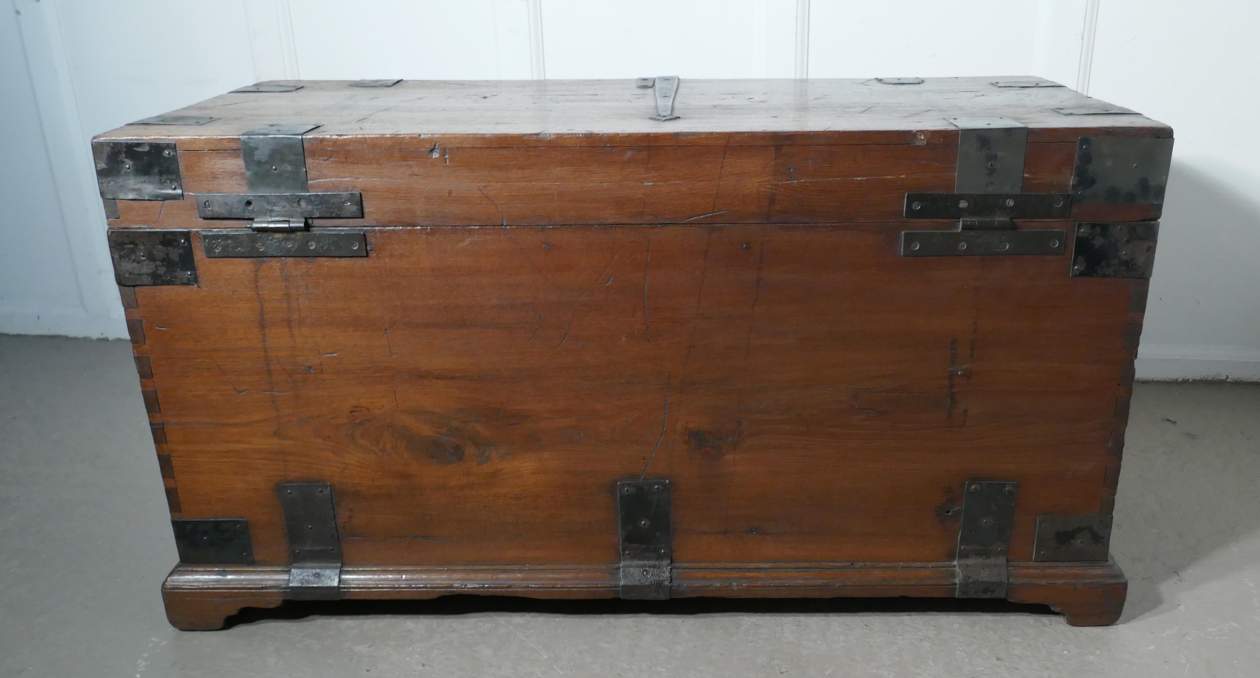 18th Century Heavy Iron Banded Traveling Silver Sea Chest In Good Condition In Godshill, Isle of Wight
