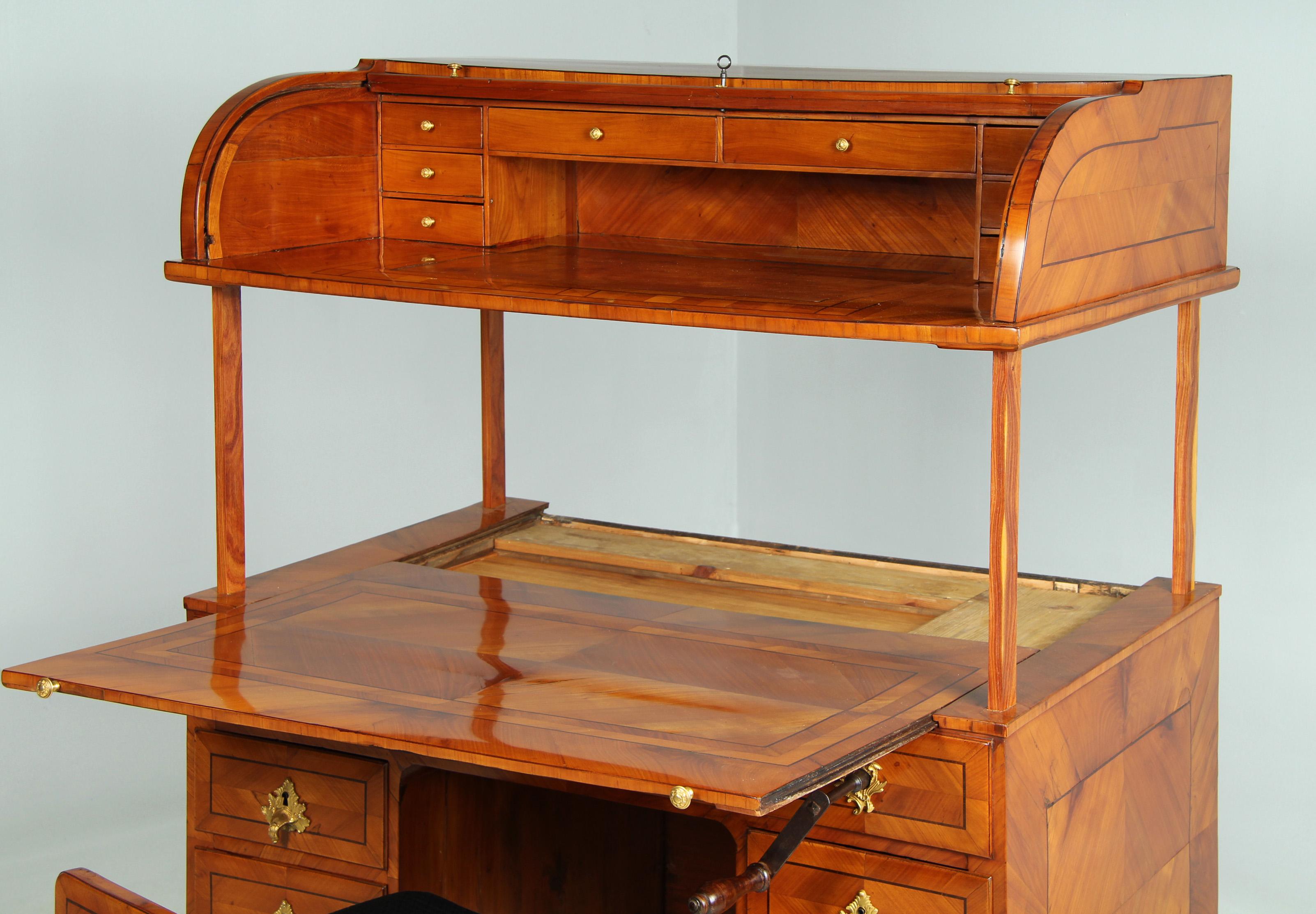 Hochverstellbarer Sekretär aus dem 18. Jahrhundert mit integriertem verstecktem Stuhl, 1780 im Angebot 3