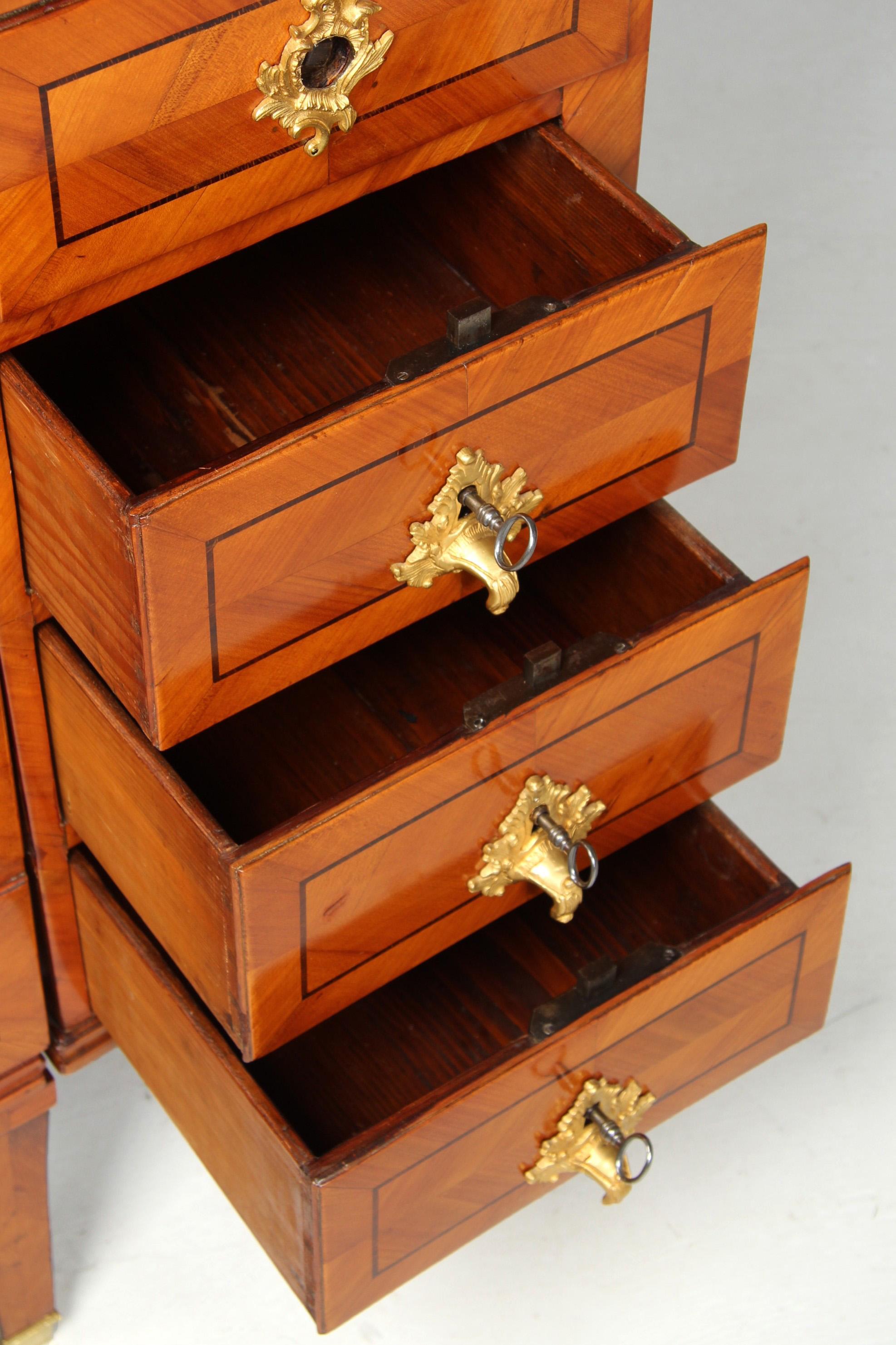 Hochverstellbarer Sekretär aus dem 18. Jahrhundert mit integriertem verstecktem Stuhl, 1780 im Angebot 9