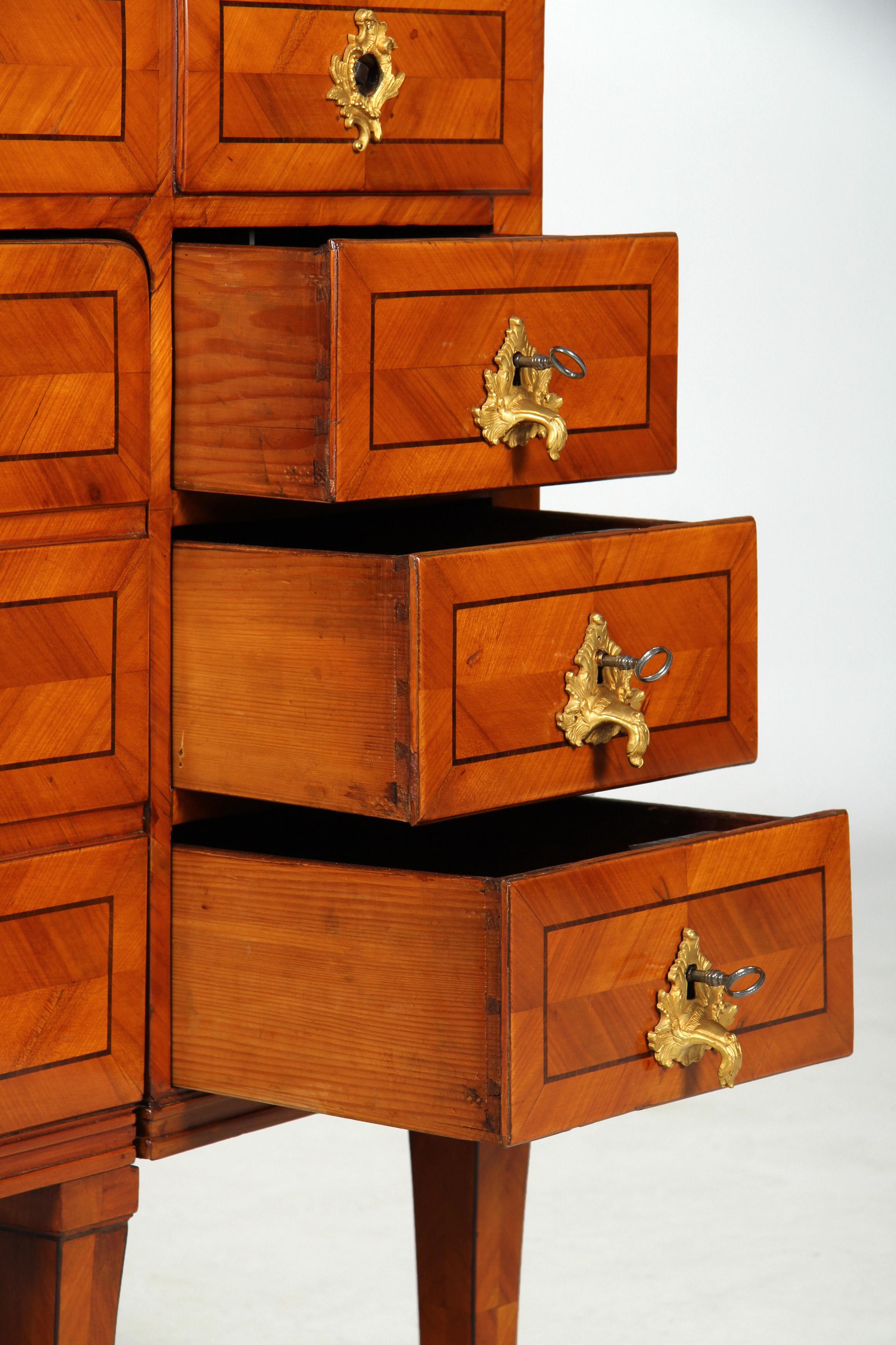 Hochverstellbarer Sekretär aus dem 18. Jahrhundert mit integriertem verstecktem Stuhl, 1780 im Angebot 10