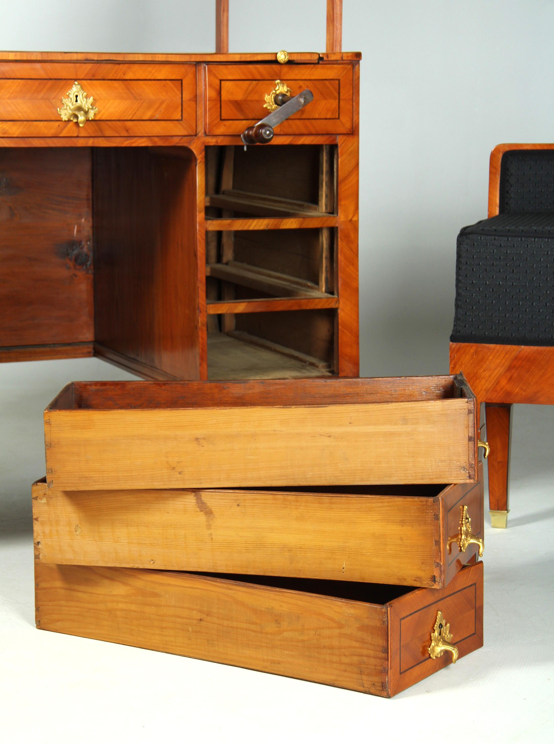 Hochverstellbarer Sekretär aus dem 18. Jahrhundert mit integriertem verstecktem Stuhl, 1780 im Angebot 11