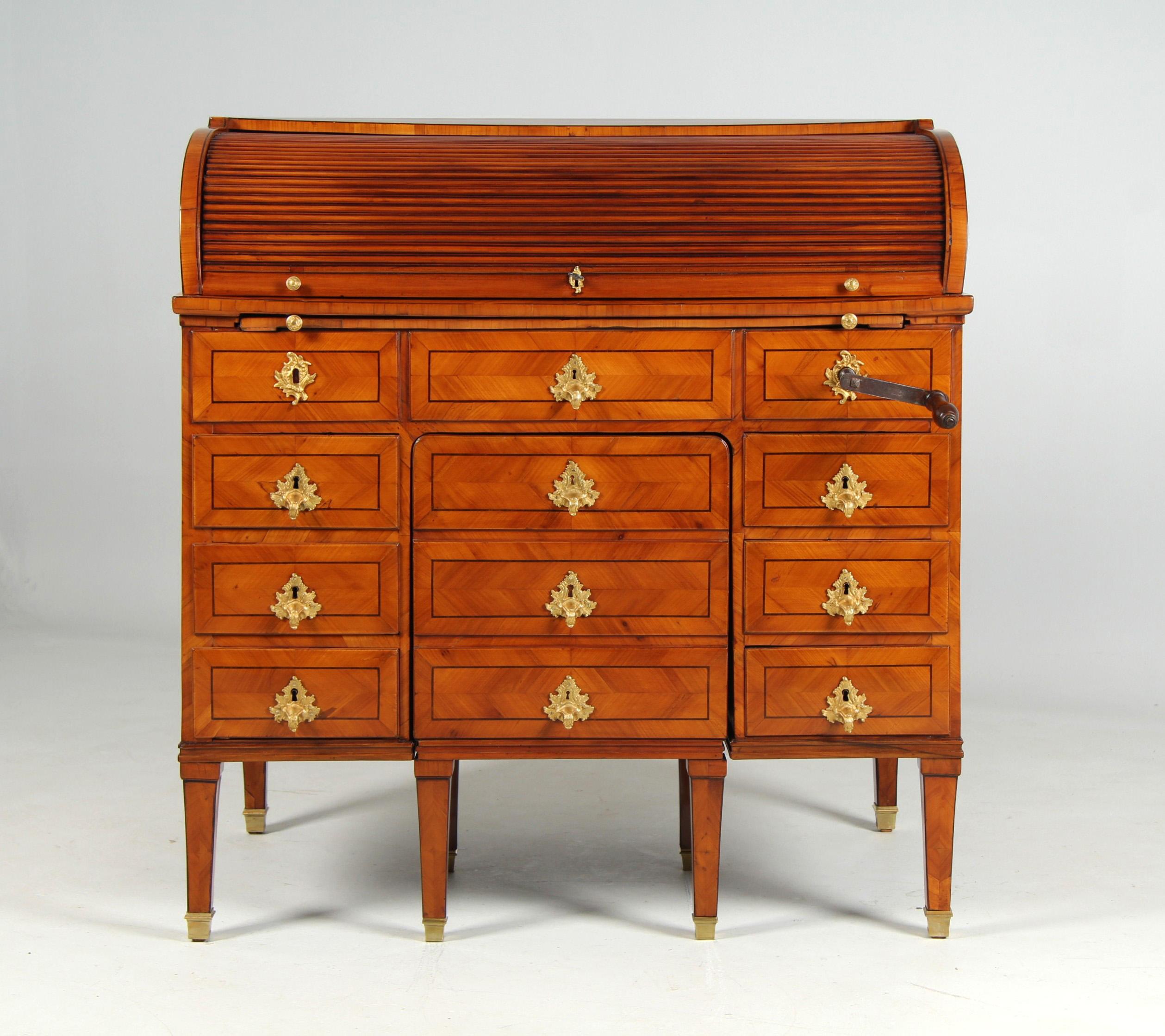 Antiker Schreibtisch als wandelbares Möbel mit Stehpult und integriertem Stuhl

Süddeutschland
Kirsche
um 1780

Abmessungen: H x B x T: 115 x 107 x 69 cm

Beschreibung:
Außergewöhnlicher und äußerst seltener höhenverstellbarer Schreibtisch mit