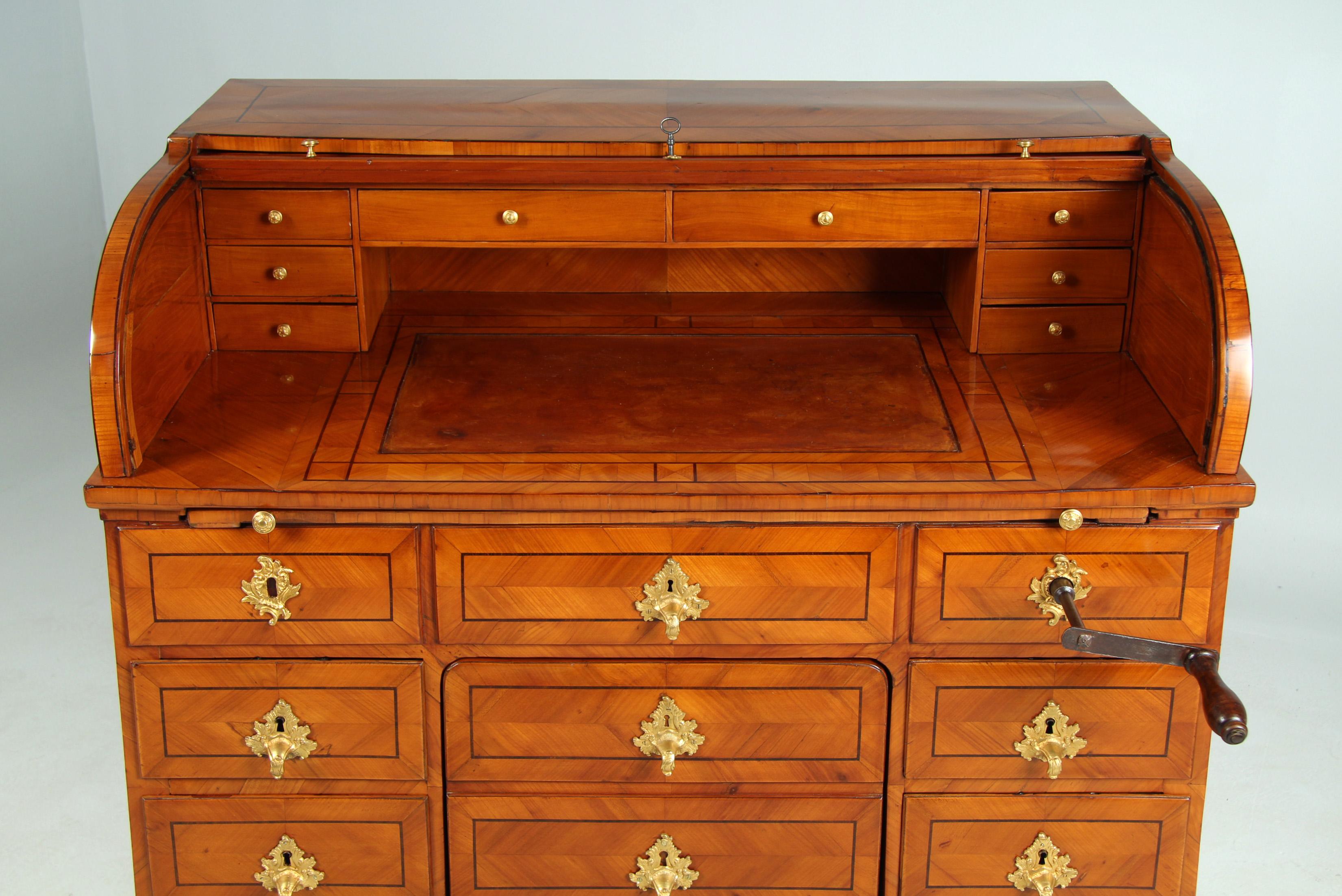 Hochverstellbarer Sekretär aus dem 18. Jahrhundert mit integriertem verstecktem Stuhl, 1780 (Deutsch) im Angebot