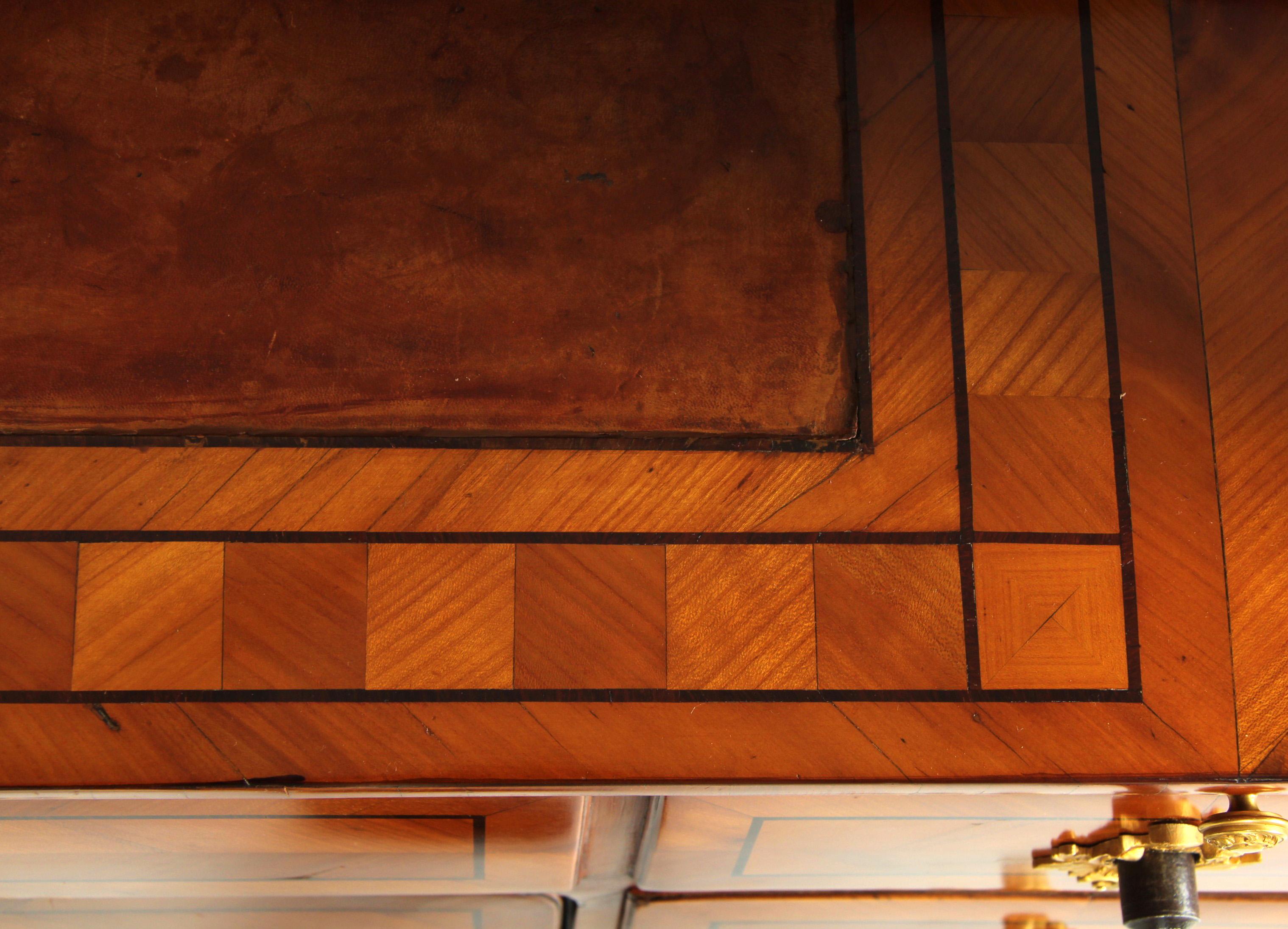 Hochverstellbarer Sekretär aus dem 18. Jahrhundert mit integriertem verstecktem Stuhl, 1780 (Marketerie) im Angebot