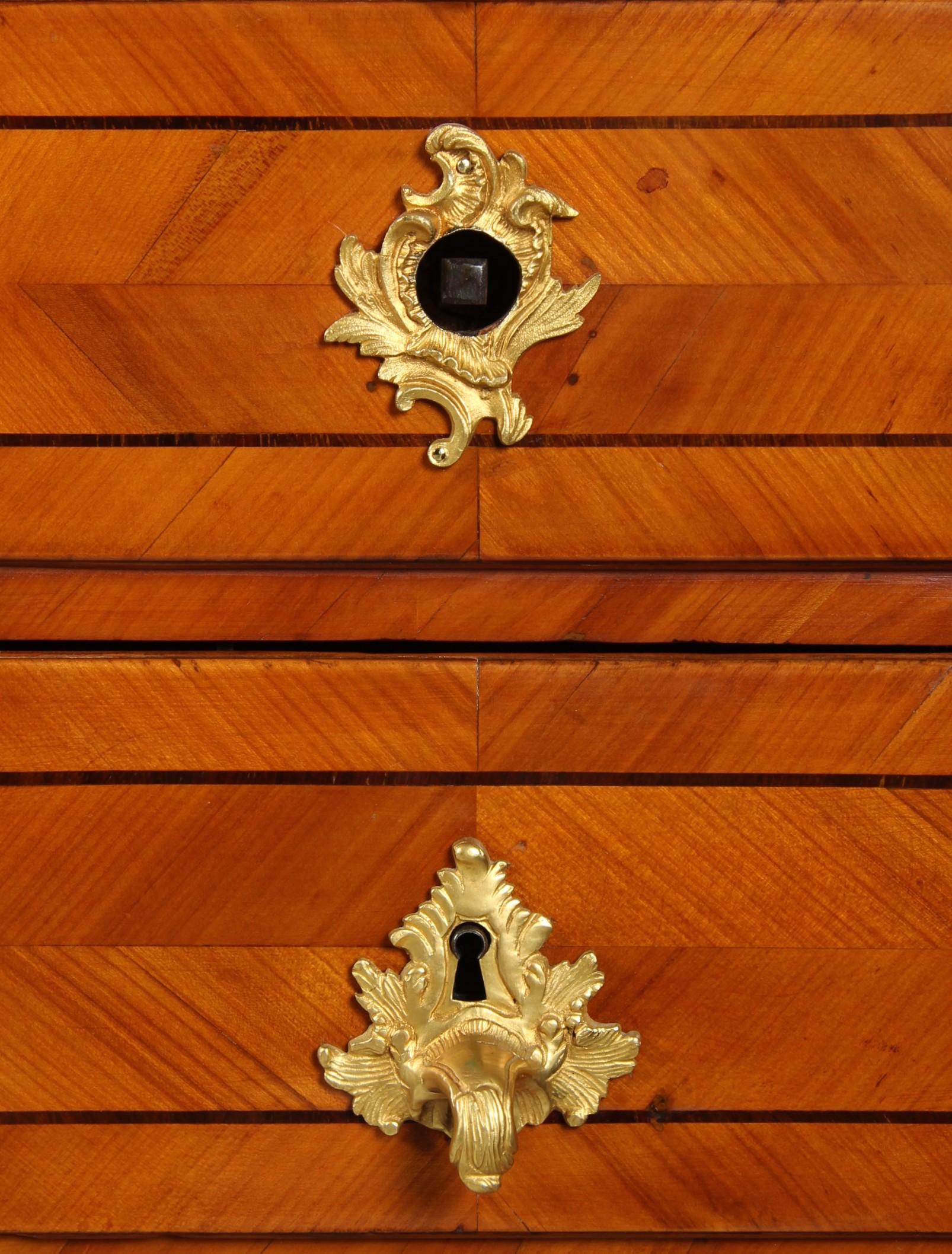 Hochverstellbarer Sekretär aus dem 18. Jahrhundert mit integriertem verstecktem Stuhl, 1780 im Zustand „Gut“ im Angebot in Greven, DE