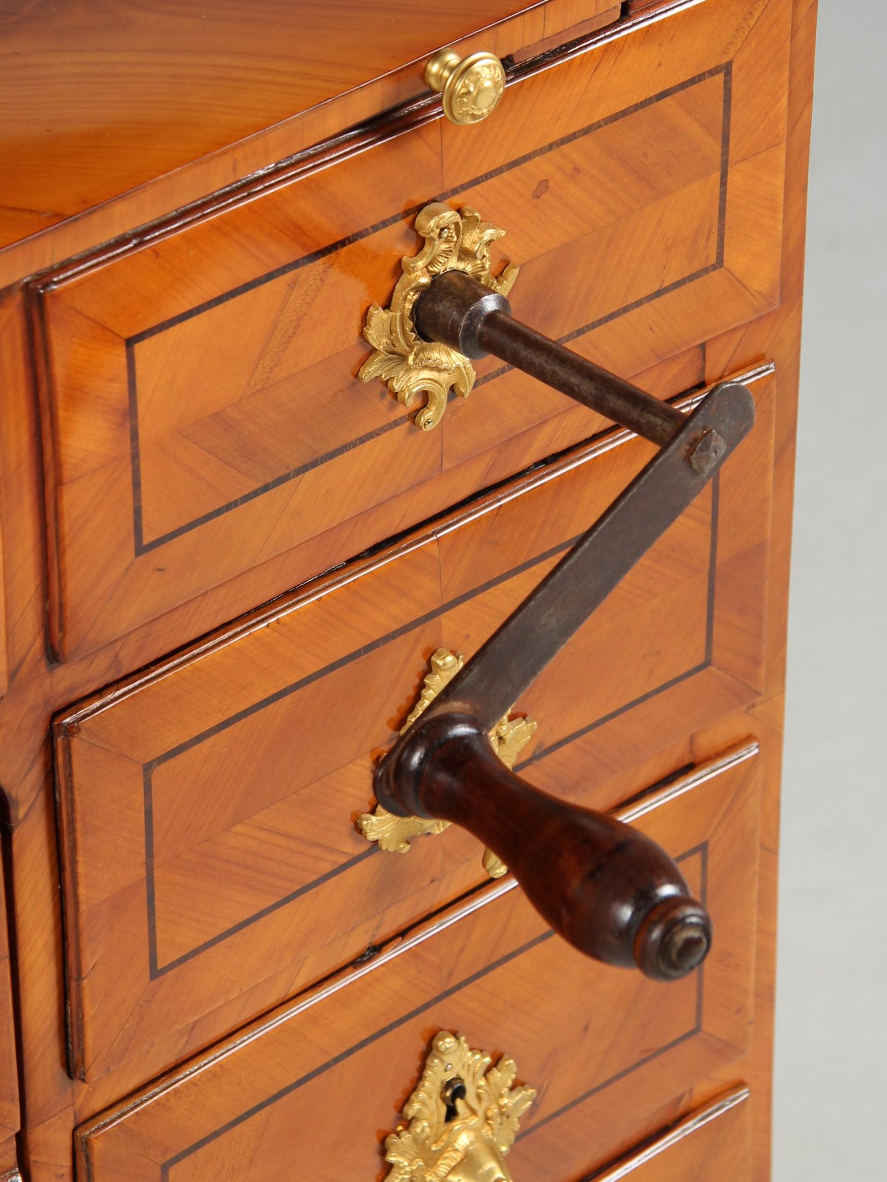 Hochverstellbarer Sekretär aus dem 18. Jahrhundert mit integriertem verstecktem Stuhl, 1780 (Spätes 18. Jahrhundert) im Angebot