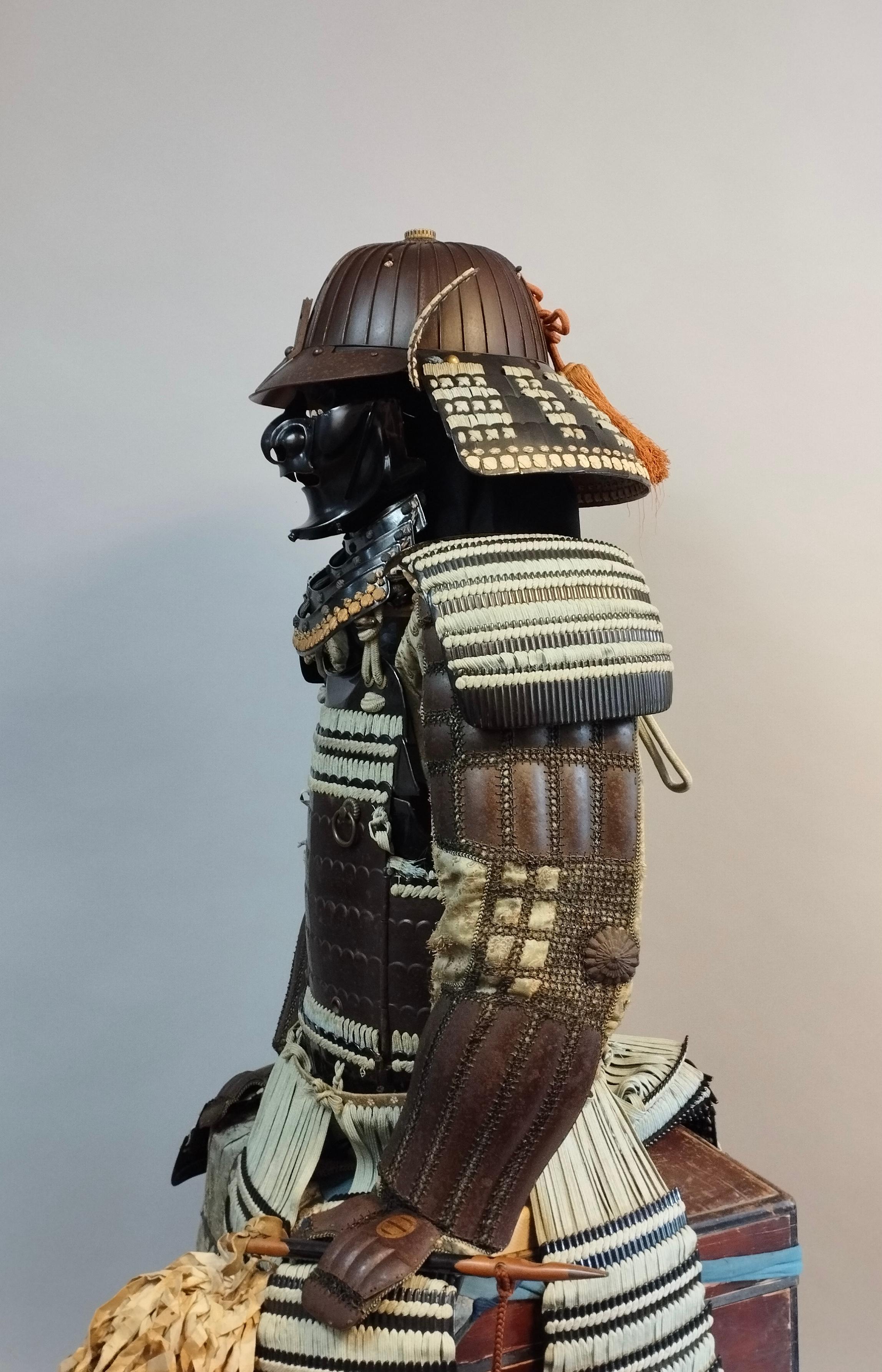 18th Century Hirate Clan Samurai Armor with Signed Kabuto Helmet In Good Condition For Sale In Fukuoka, JP
