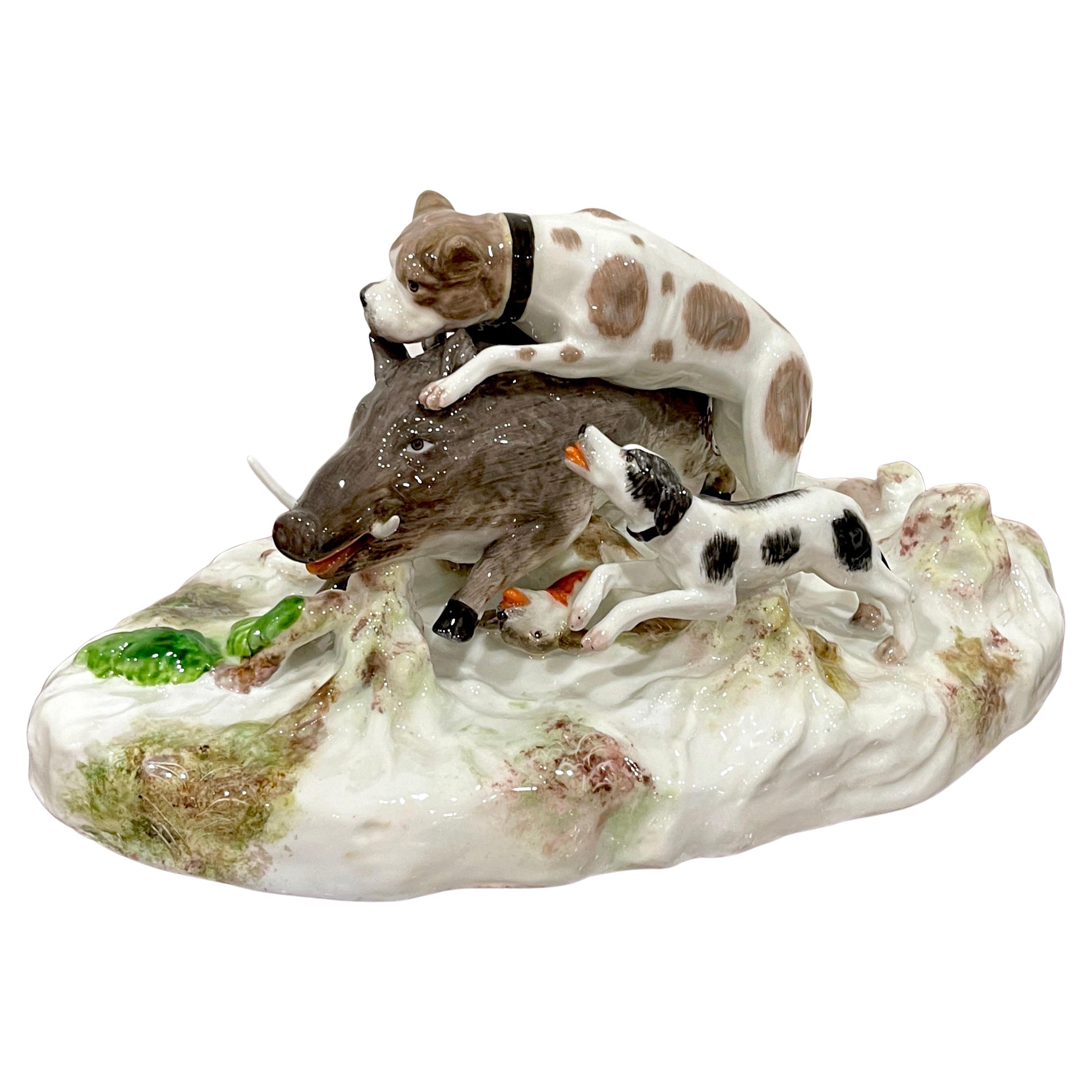 Groupe en porcelaine de Höchst du 18e siècle "Sanglier avec chiens". en vente