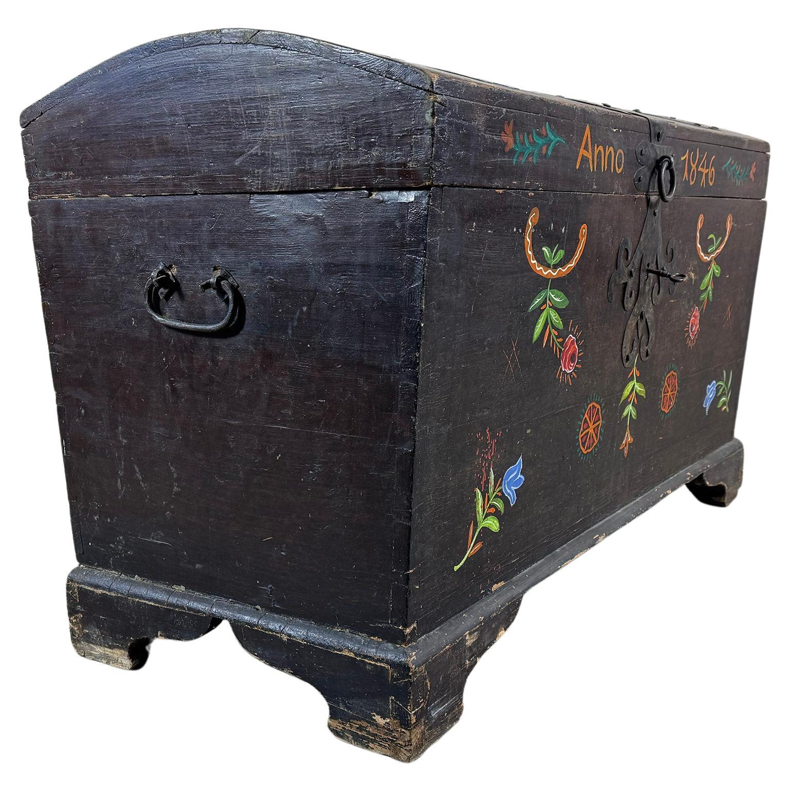 Diese Truhe aus der Mitte des 18. Jahrhunderts stammt aus Ungarn und ist ein eindrucksvolles Beispiel traditioneller Volks- und Landarbeitskunst.  Dieses Stück wäre ein zentrales Element der Mitgift einer jungen Braut gewesen - ein symbolischer und