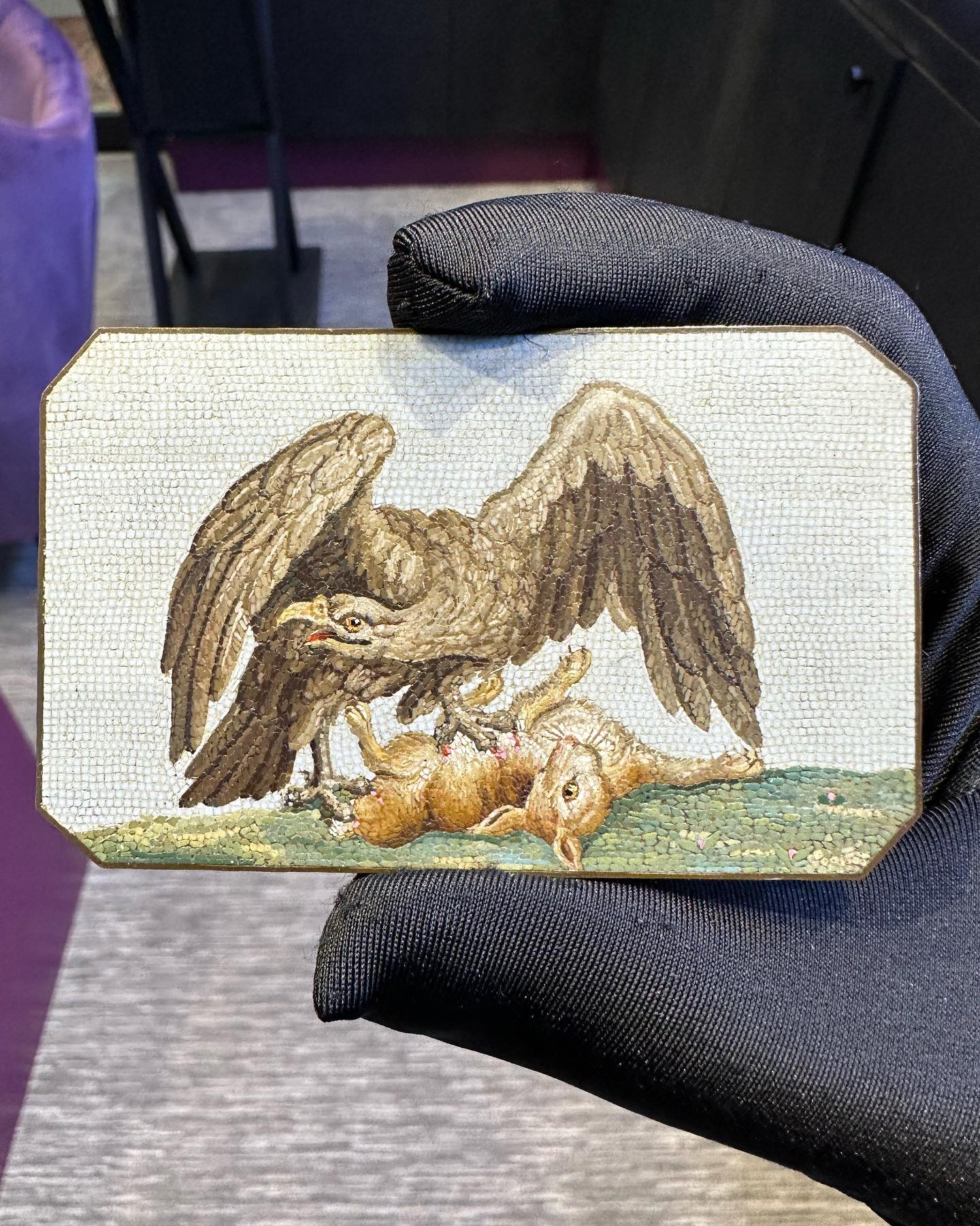 Plaque en micro-mosaïque de l'aigle de chasse du XVIIIe siècle Excellent état - En vente à New York, NY