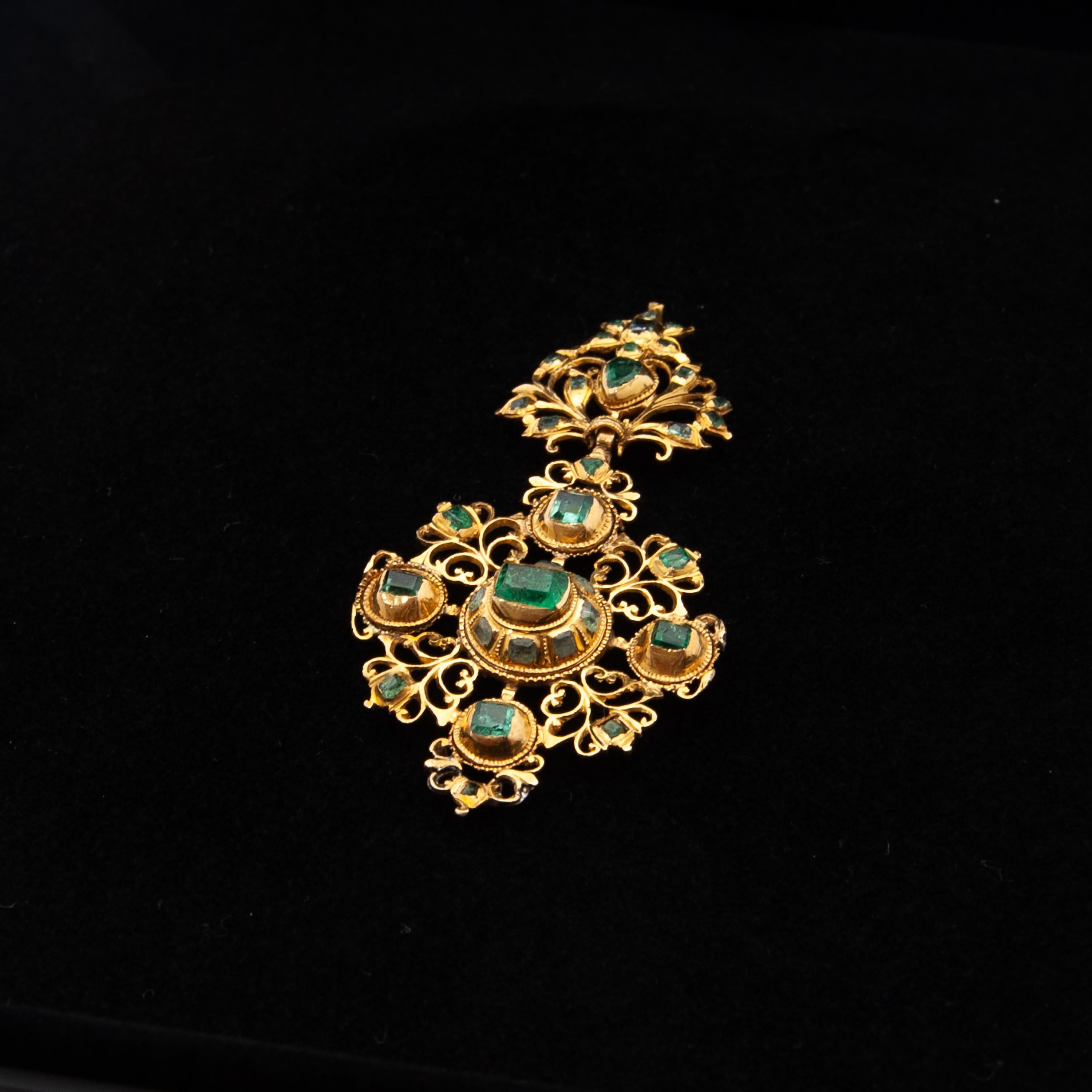 Antique 18th Century Emerald 18K Gold Iberian Cross Pendant, Certified In Good Condition For Sale In Rotterdam, NL