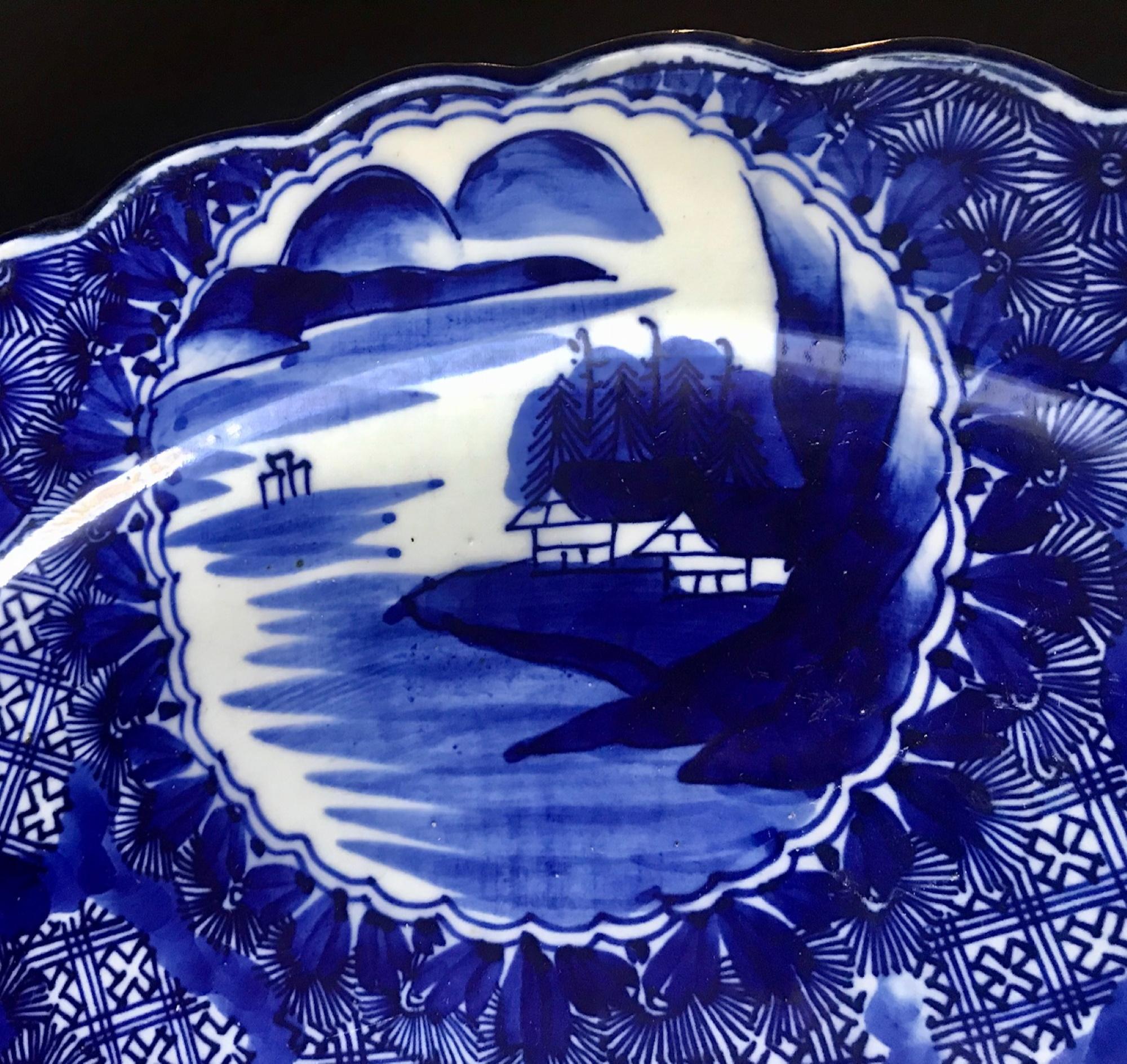 18th Century Imari Blue and White Round Scalloped Japanese Oversized Platter For Sale 4