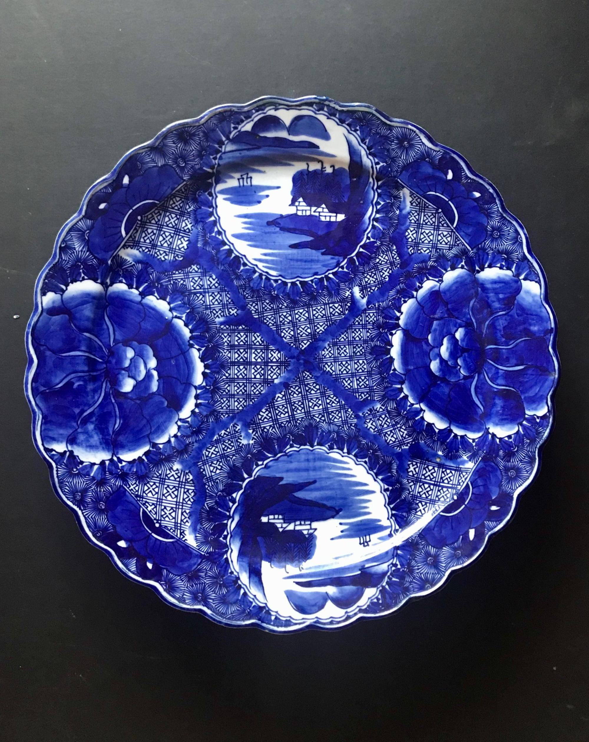 18th Century Imari Blue and White Round Scalloped Japanese Oversized Platter For Sale 5