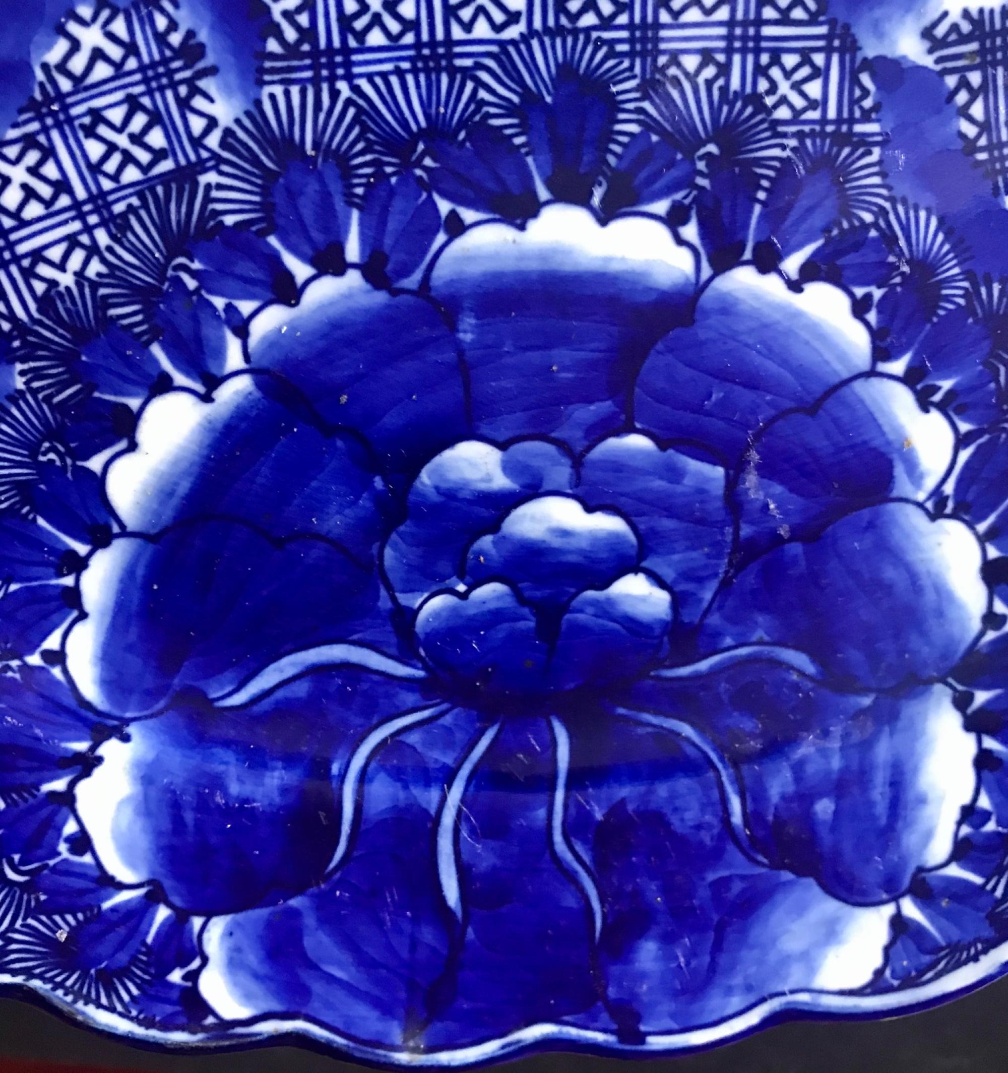 Painted 18th Century Imari Blue and White Round Scalloped Japanese Oversized Platter For Sale