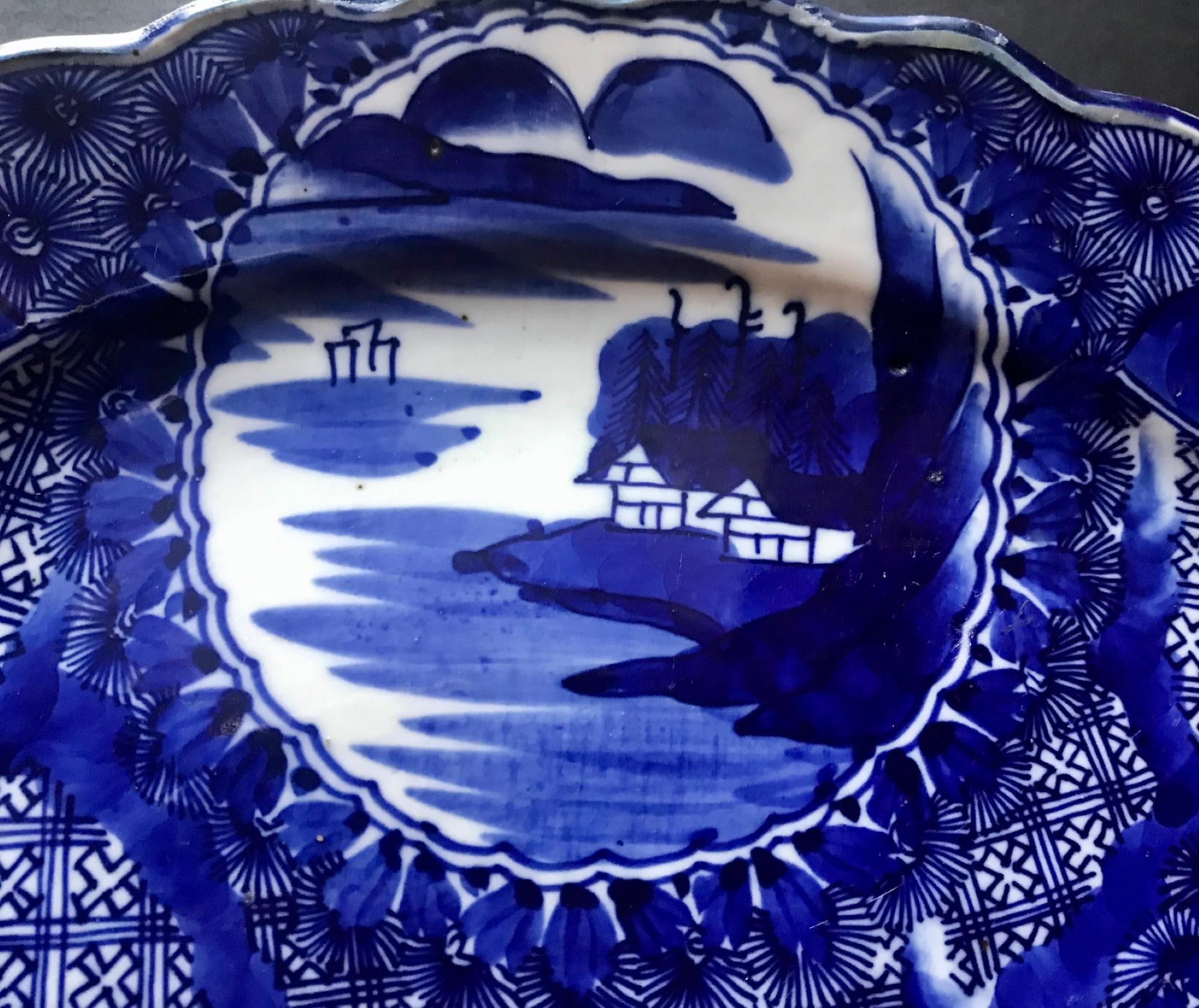 18th Century Imari Blue and White Round Scalloped Japanese Oversized Platter In Good Condition For Sale In Vero Beach, FL