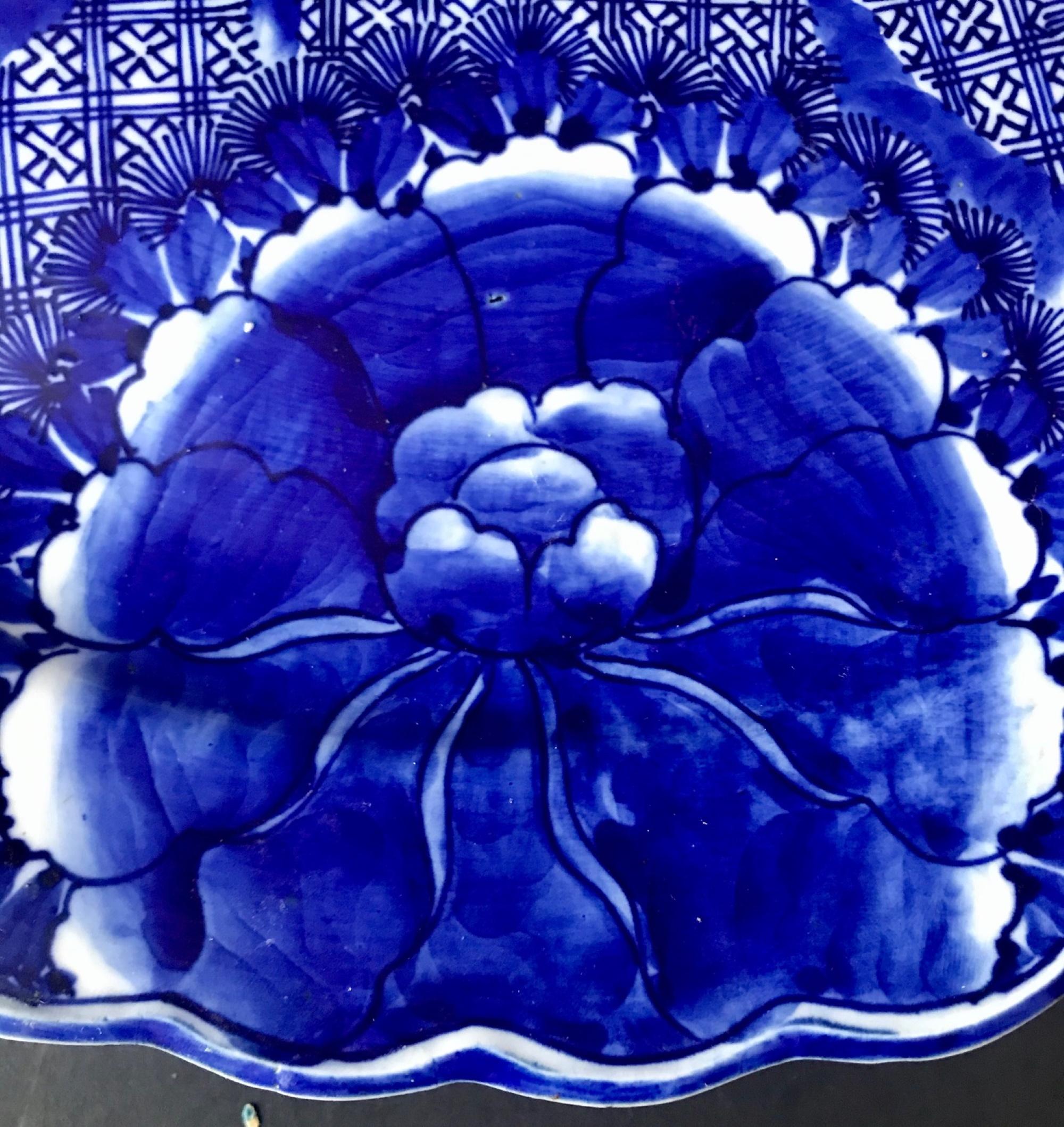 18th Century and Earlier 18th Century Imari Blue and White Round Scalloped Japanese Oversized Platter For Sale