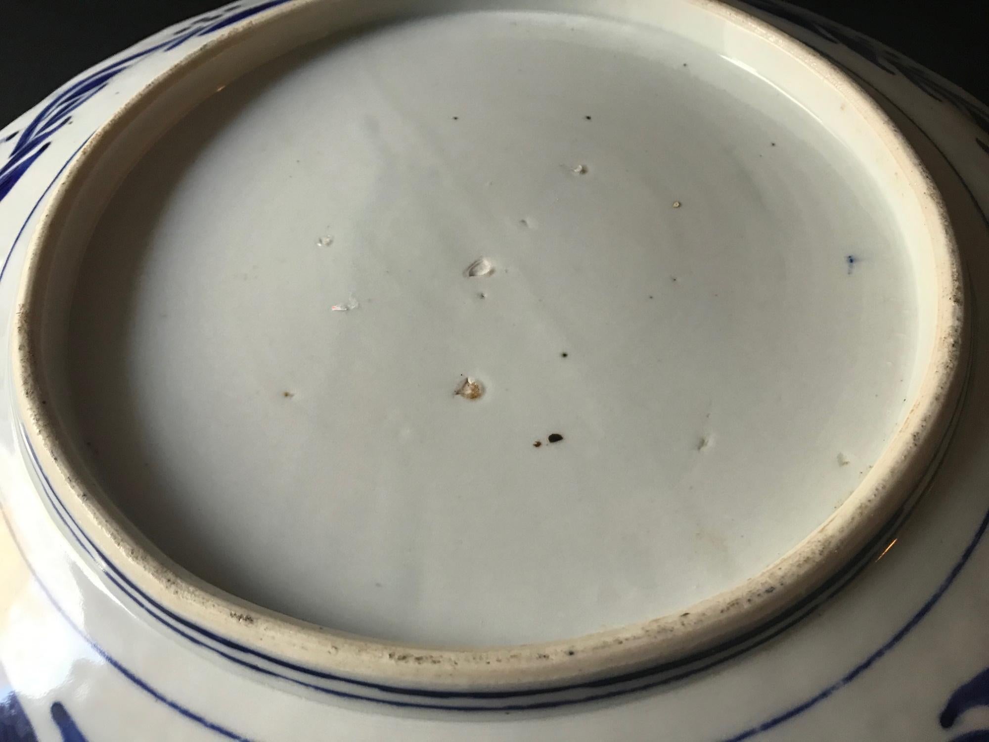 18th Century Imari Blue and White Round Scalloped Japanese Oversized Platter For Sale 1