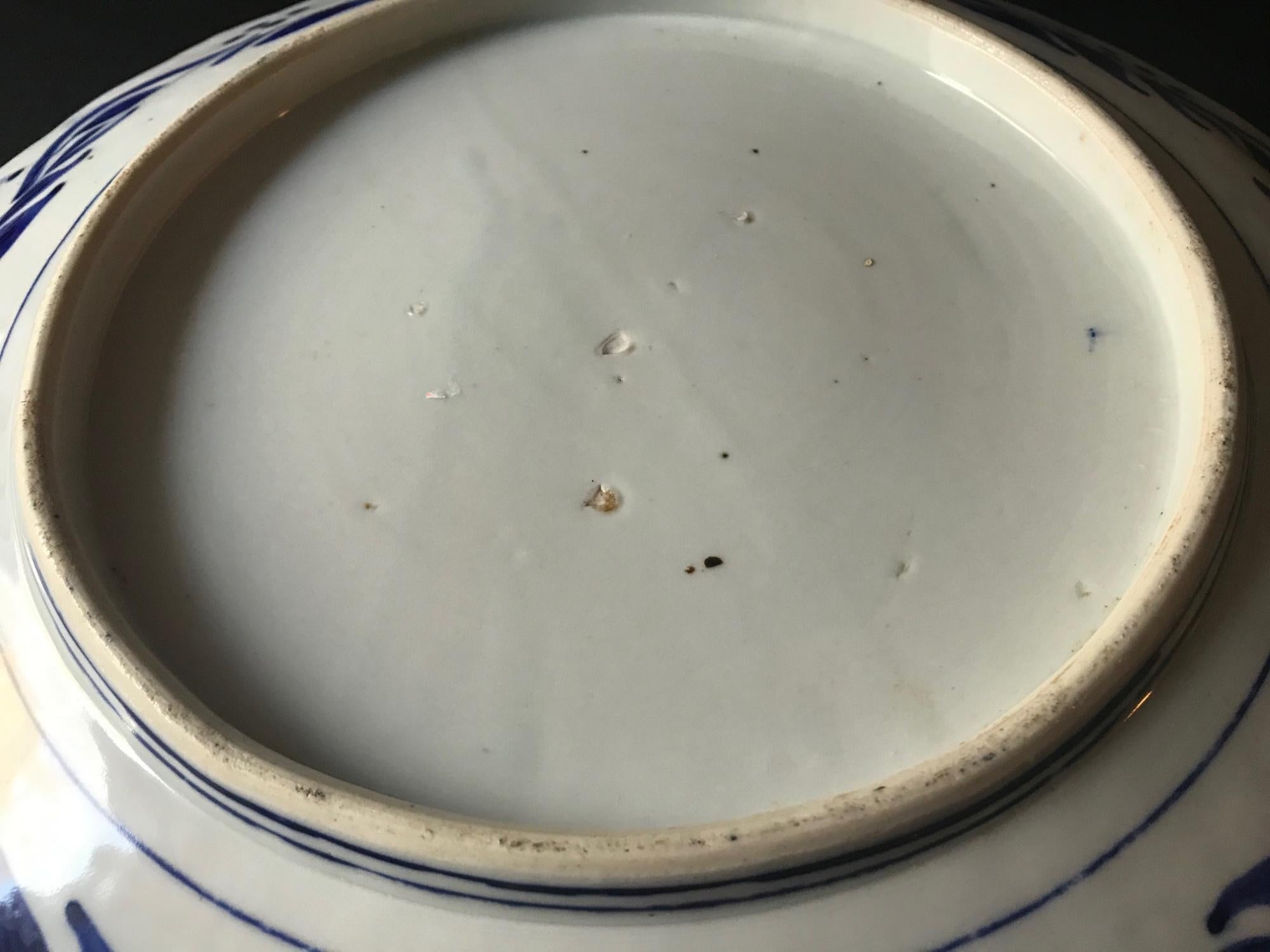 Plato japonés redondo festoneado Imari azul y blanco del siglo XVIII Porcelana en venta