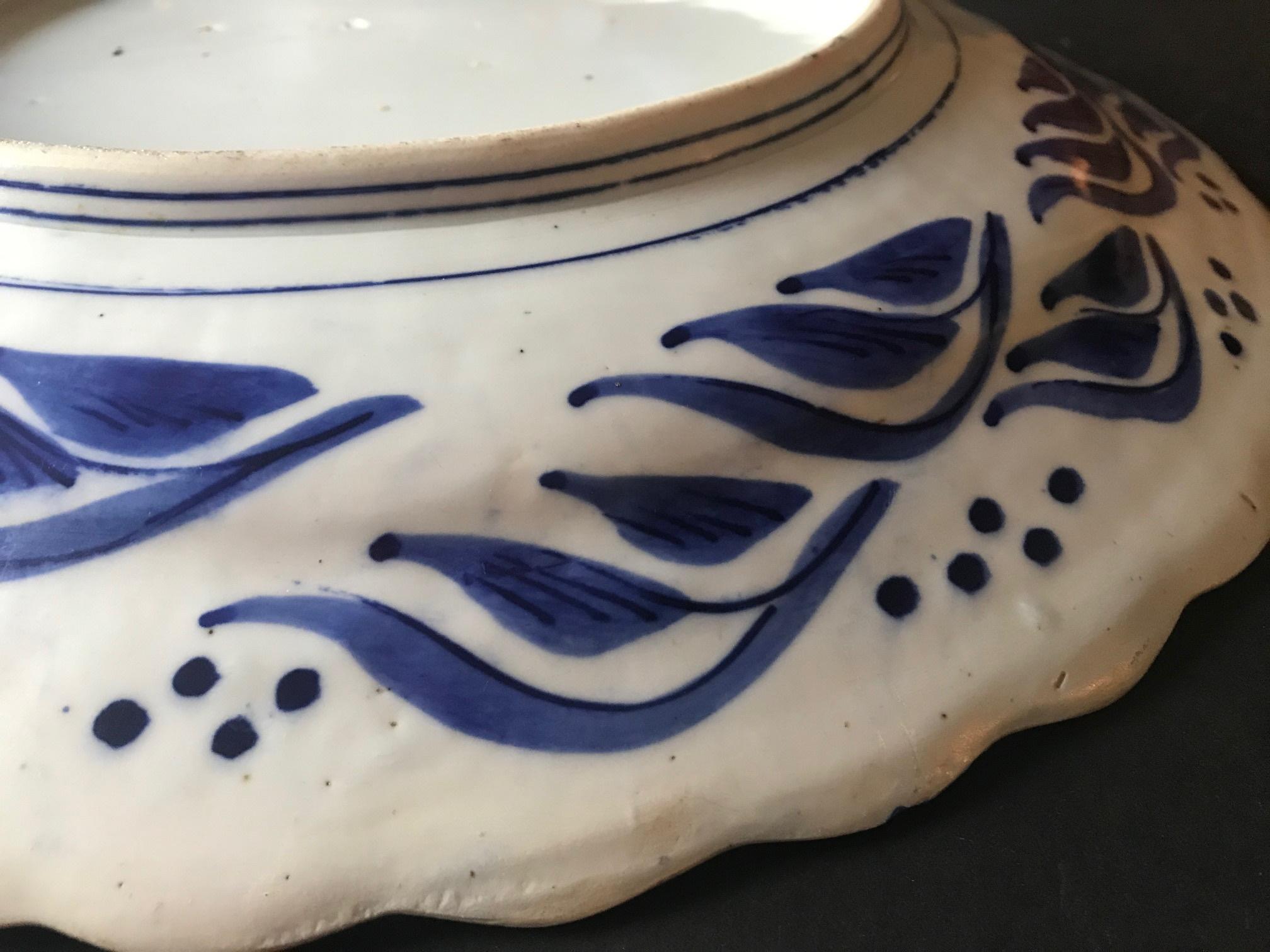 18th Century Imari Blue and White Round Scalloped Japanese Oversized Platter For Sale 2