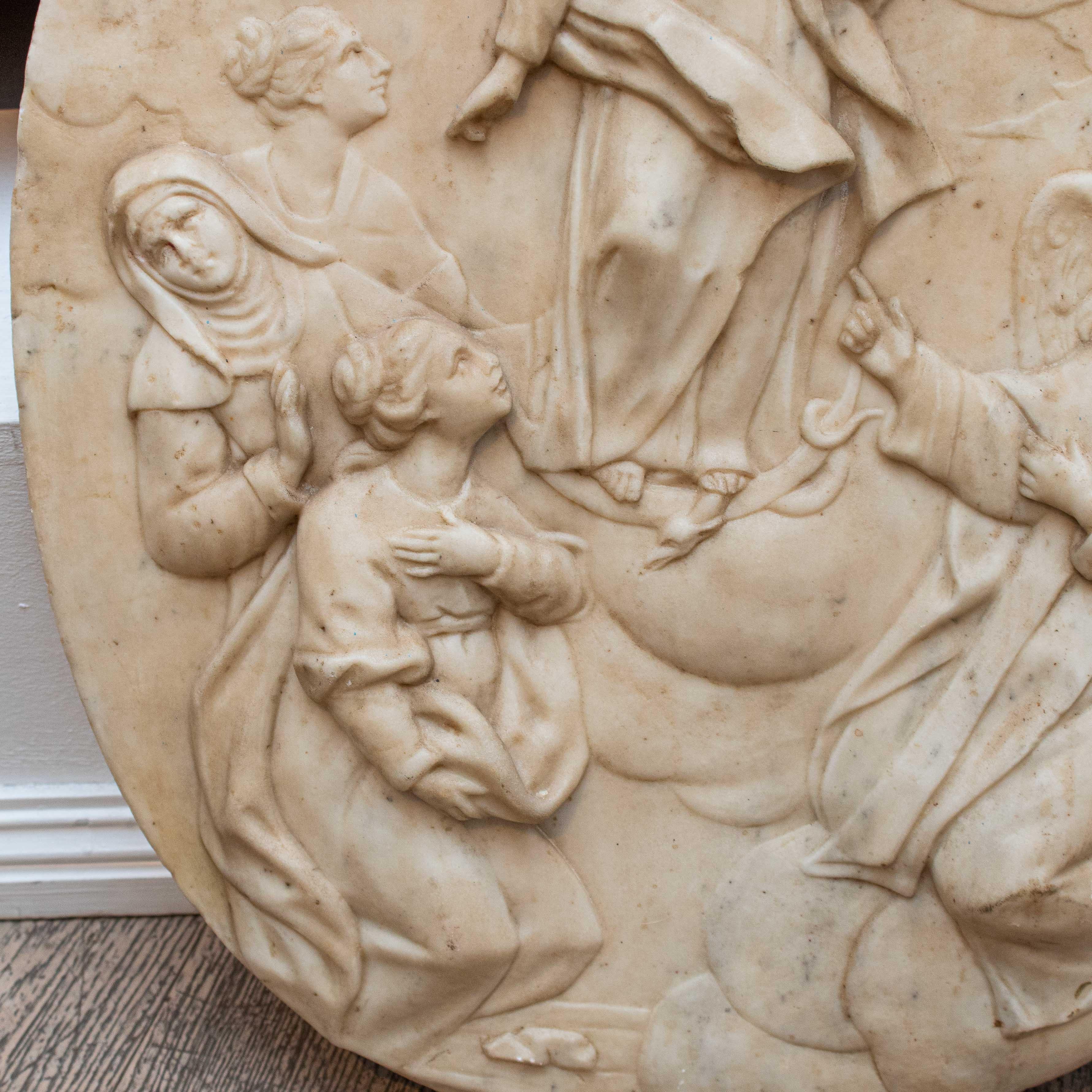 18ème siècle
Immaculée Conception et saints
Marbre, 60 x 50 x 9 cm

Au centre de l'ovale de marbre se trouve une Immaculée Conception accompagnée de saint Vincent FERRER (identifiable grâce à la présence des ailes et à l'habit dominicain), et de