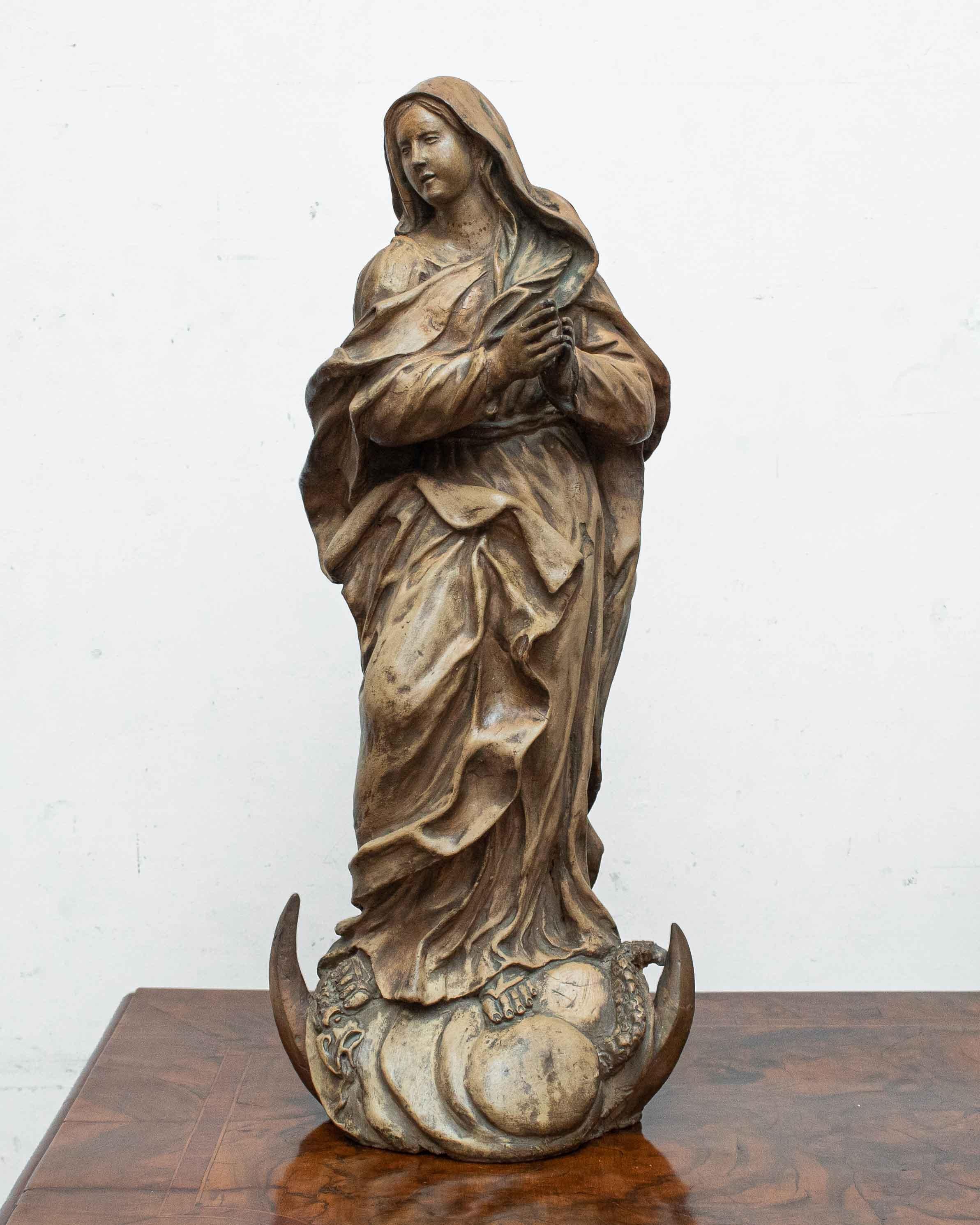 18ème siècle

Vierge Immaculée

Terre cuite, 53 x 22 x 20 cm

L'œuvre examinée représente la Vierge Marie traitée selon l'iconographie de la Vierge Immaculée.

Le thème de l'Immaculée Conception commence à apparaître dans les œuvres