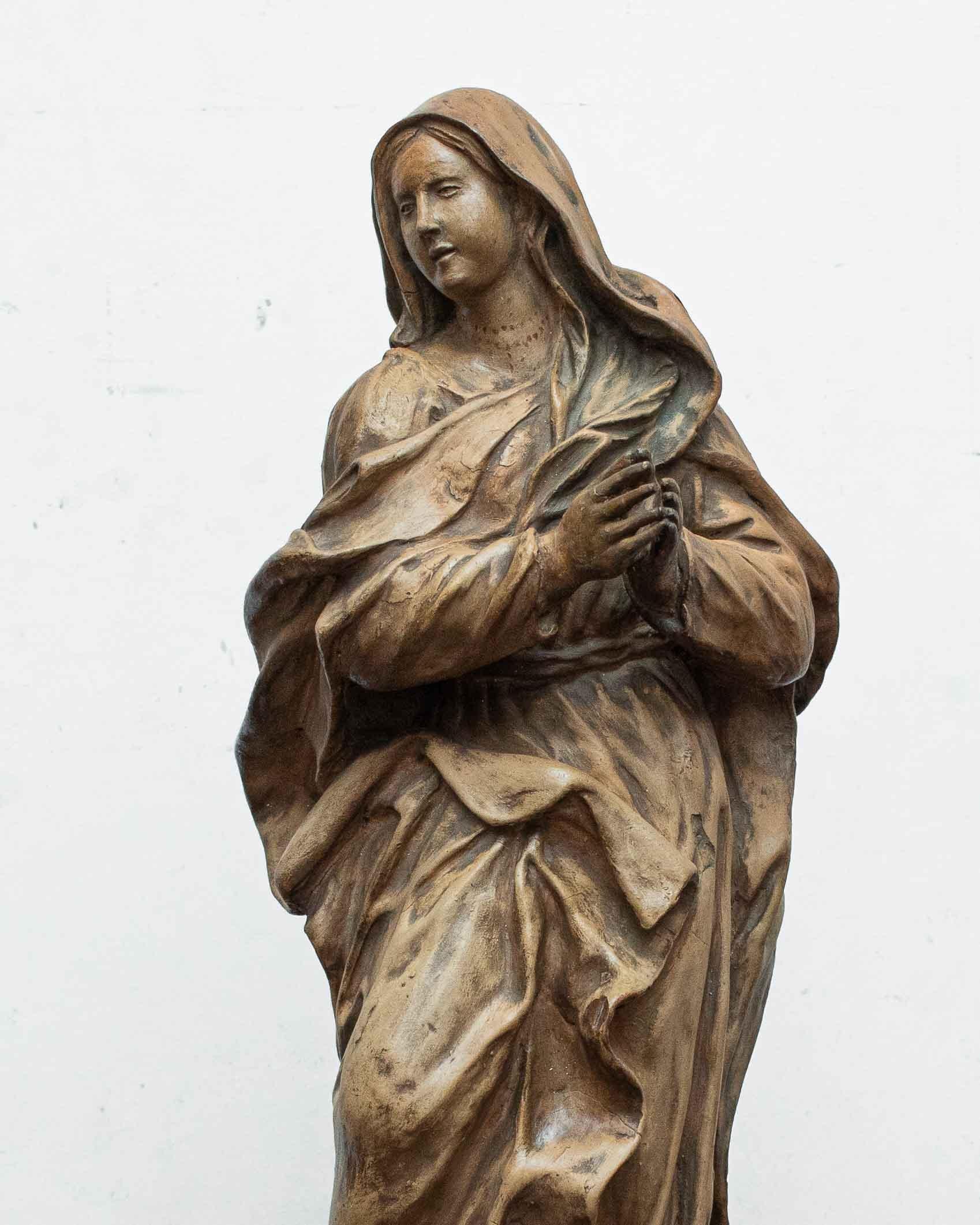Européen Sculpture en terre cuite de la Vierge Immacule du 18me sicle en vente