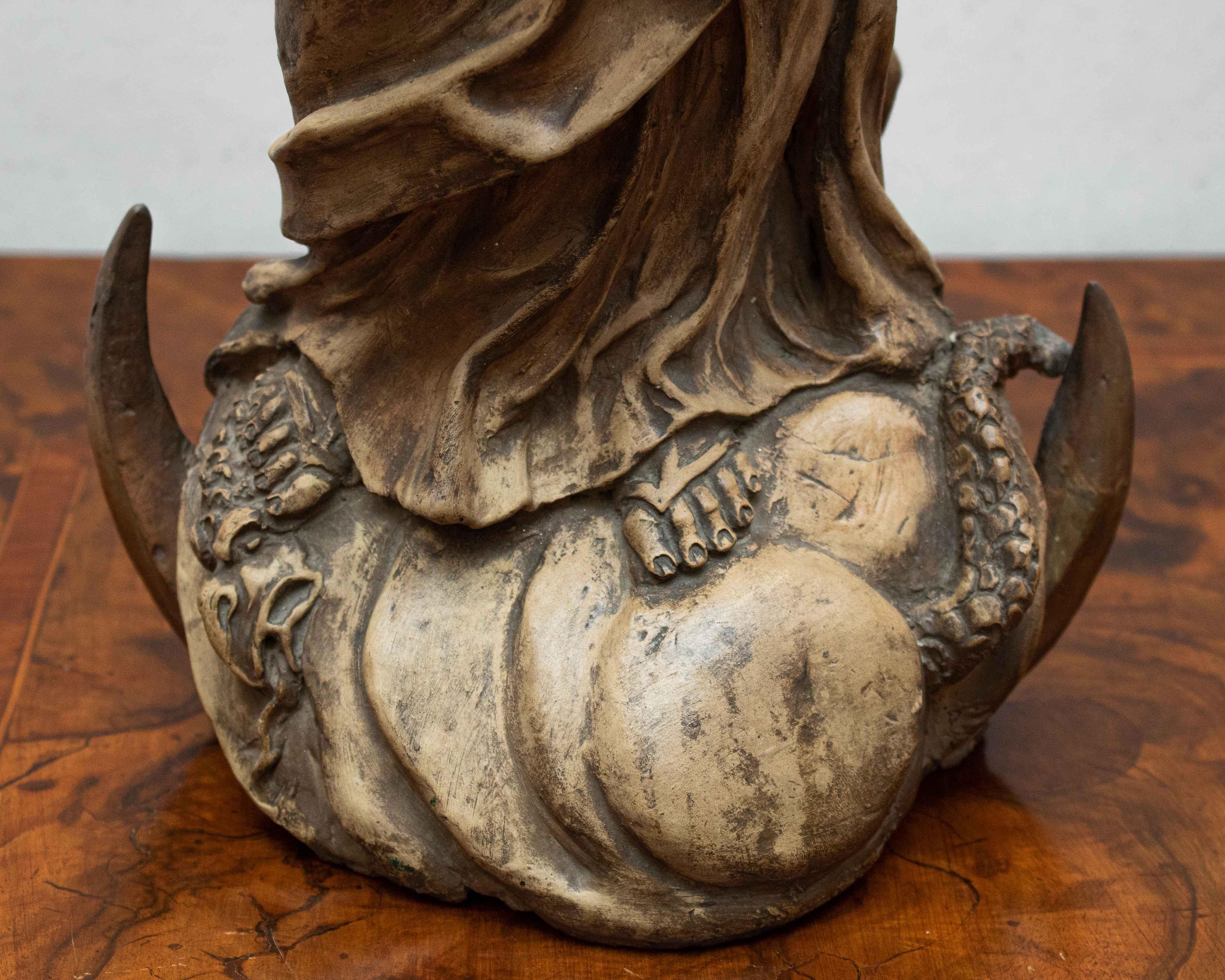 Sculpture en terre cuite de la Vierge Immacule du 18me sicle en vente 1