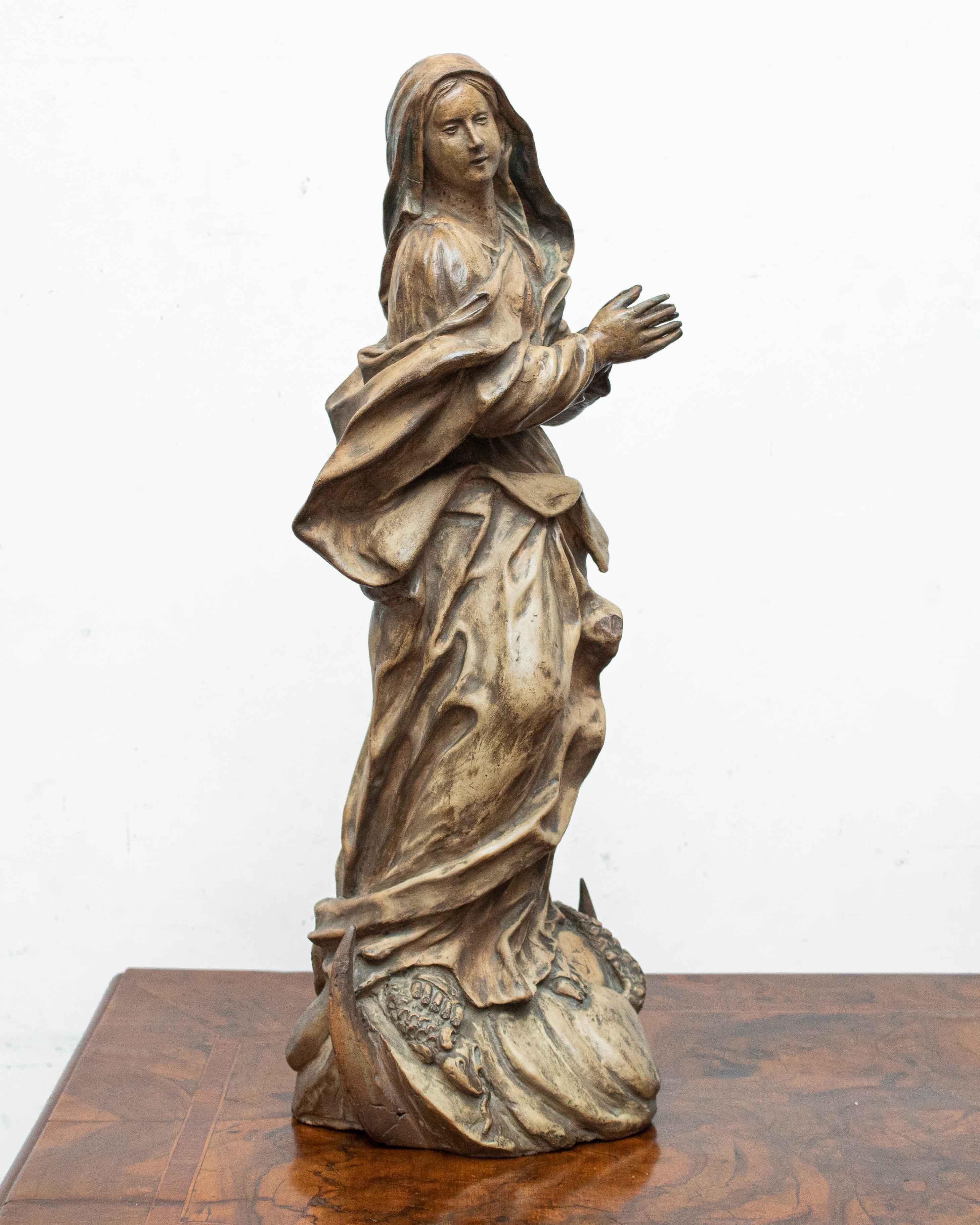Sculpture en terre cuite de la Vierge Immacule du 18me sicle en vente 3