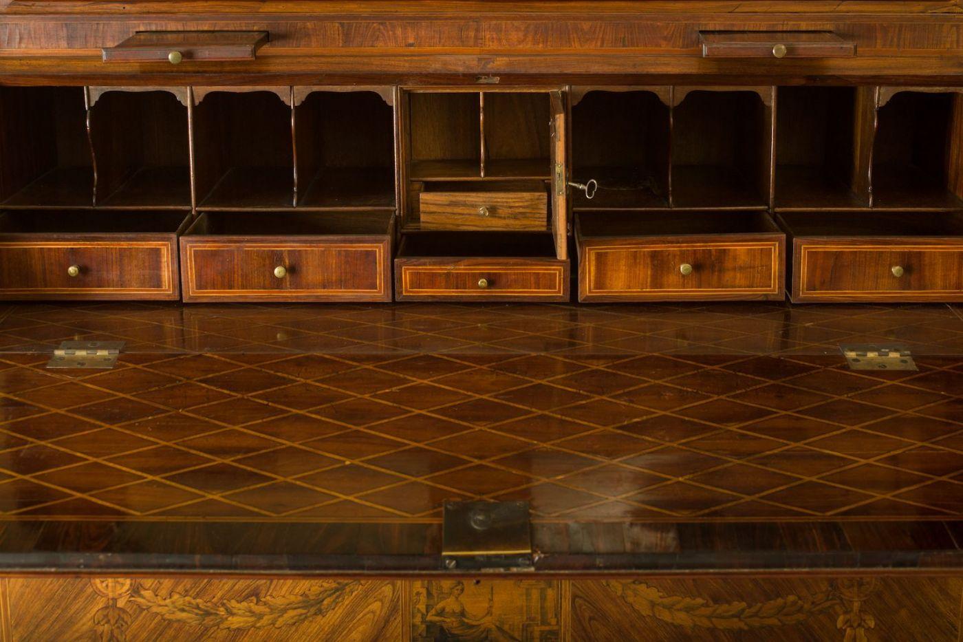 bedeutendes und seltenes Genuaisches Trumeau des 18. Jahrhunderts (Holz) im Angebot
