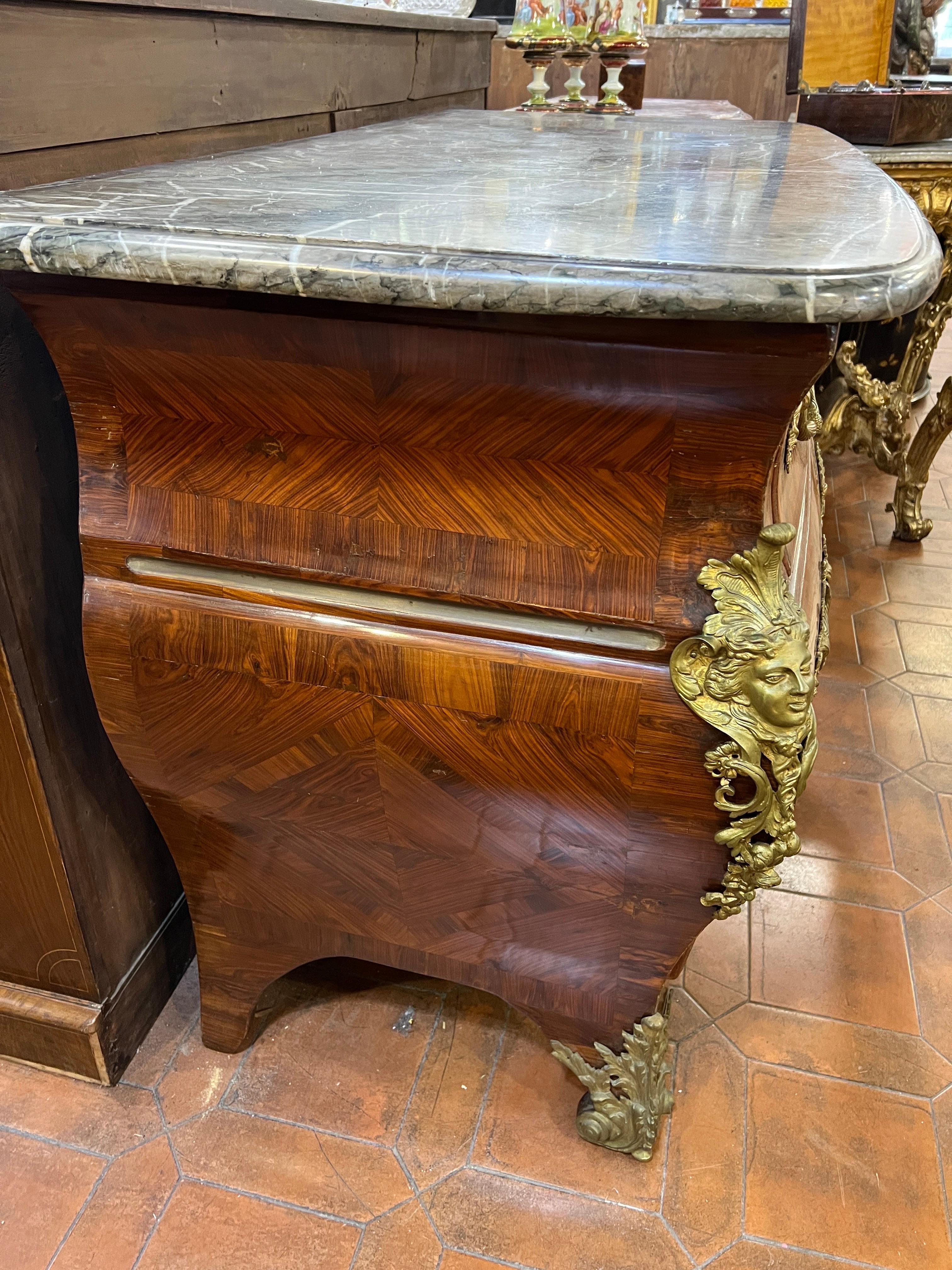 Importante commode en bois du roi Louis XV du 18ème siècle  par Pierre Migeon 1740 en vente 3