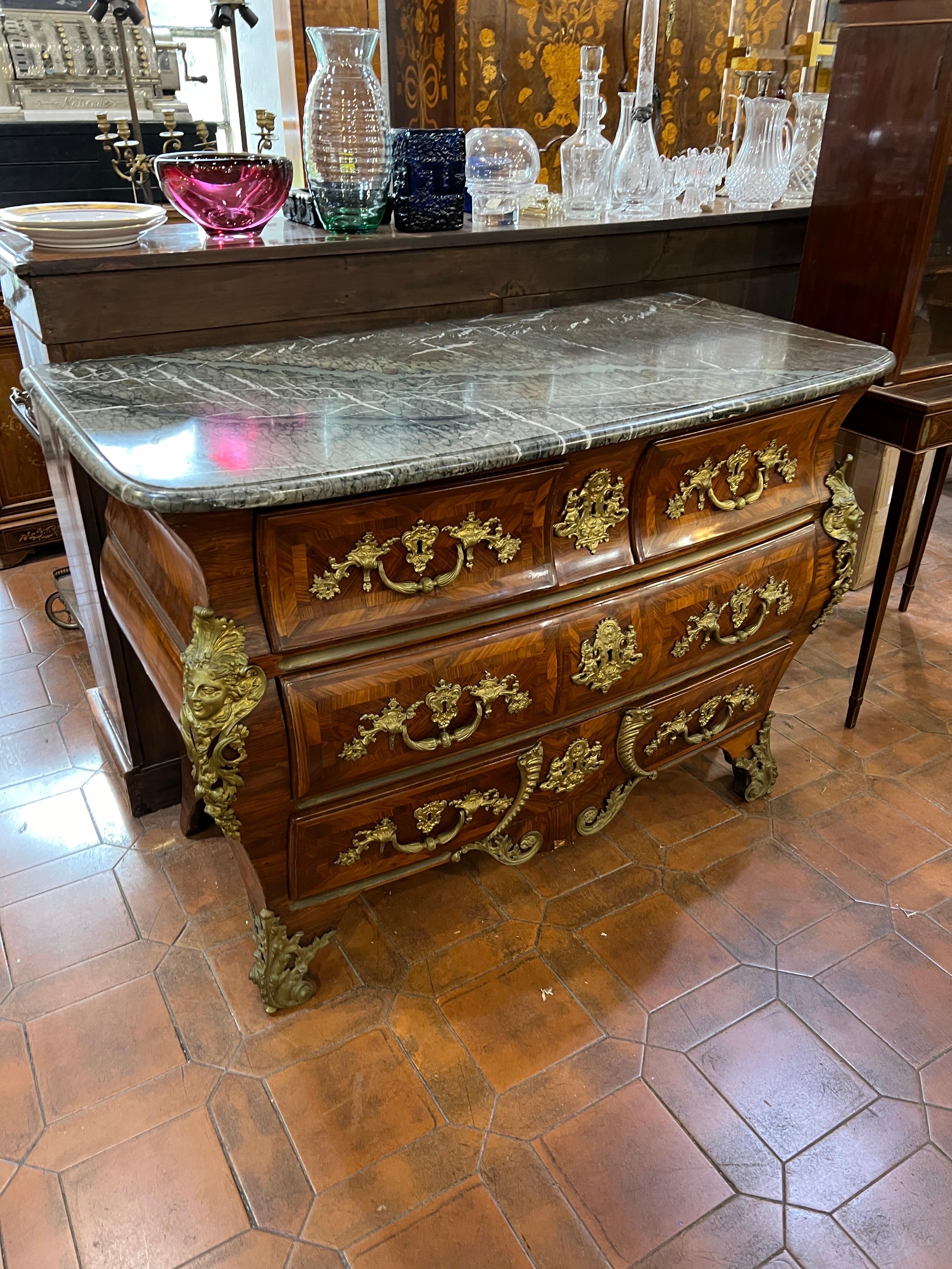 Importante commode en bois du roi Louis XV du 18ème siècle  par Pierre Migeon 1740 en vente 12