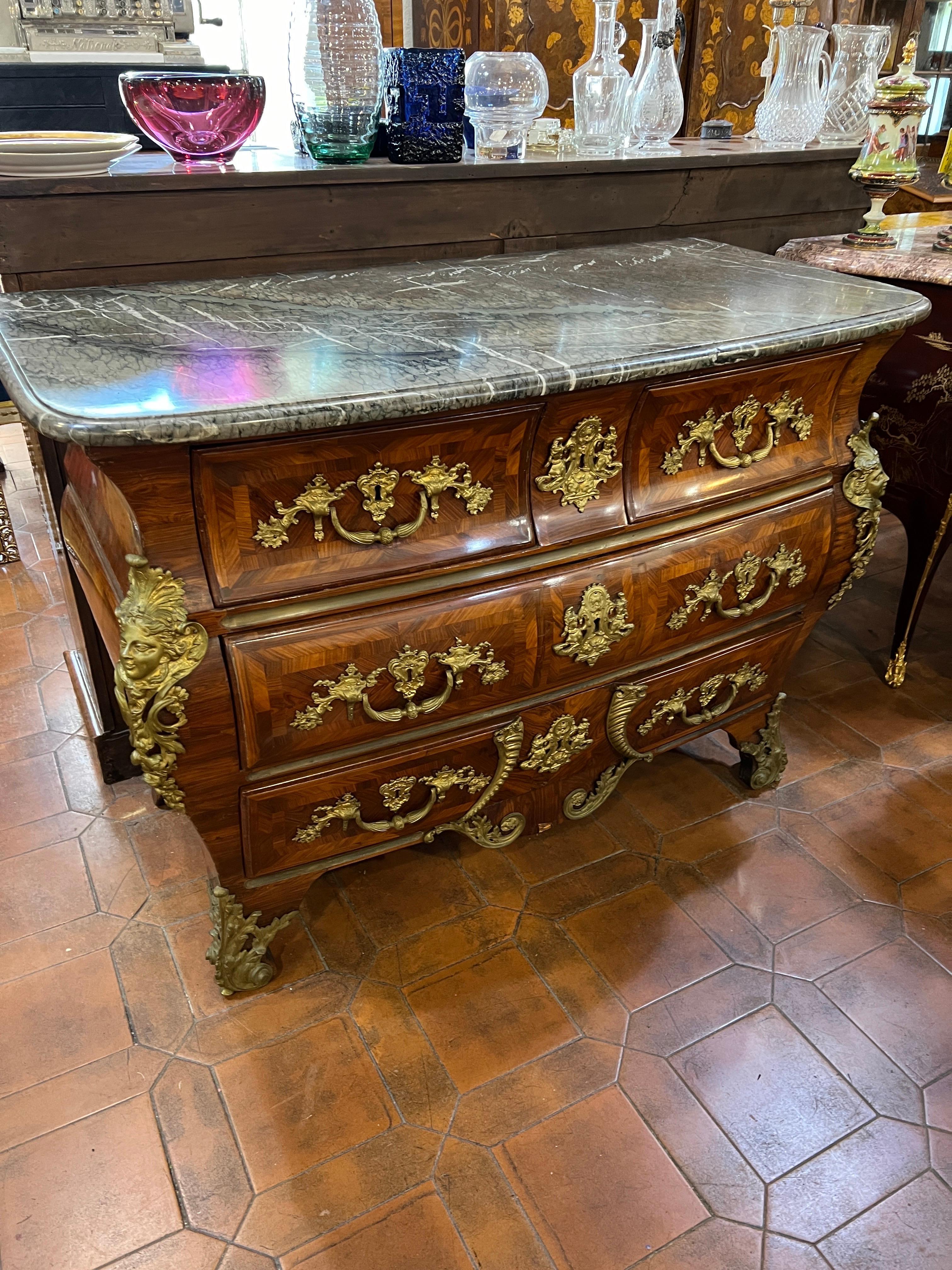 Rare et incroyable commode française, ville de Paris et signée P.M. ,Pierre Migeon EBENISTE 1701-1758.
Commode de grande qualité et finesse, marbre coeval de grande épaisseur, montures en bronzes dorés, finement cimentées, sur les montants bronzes