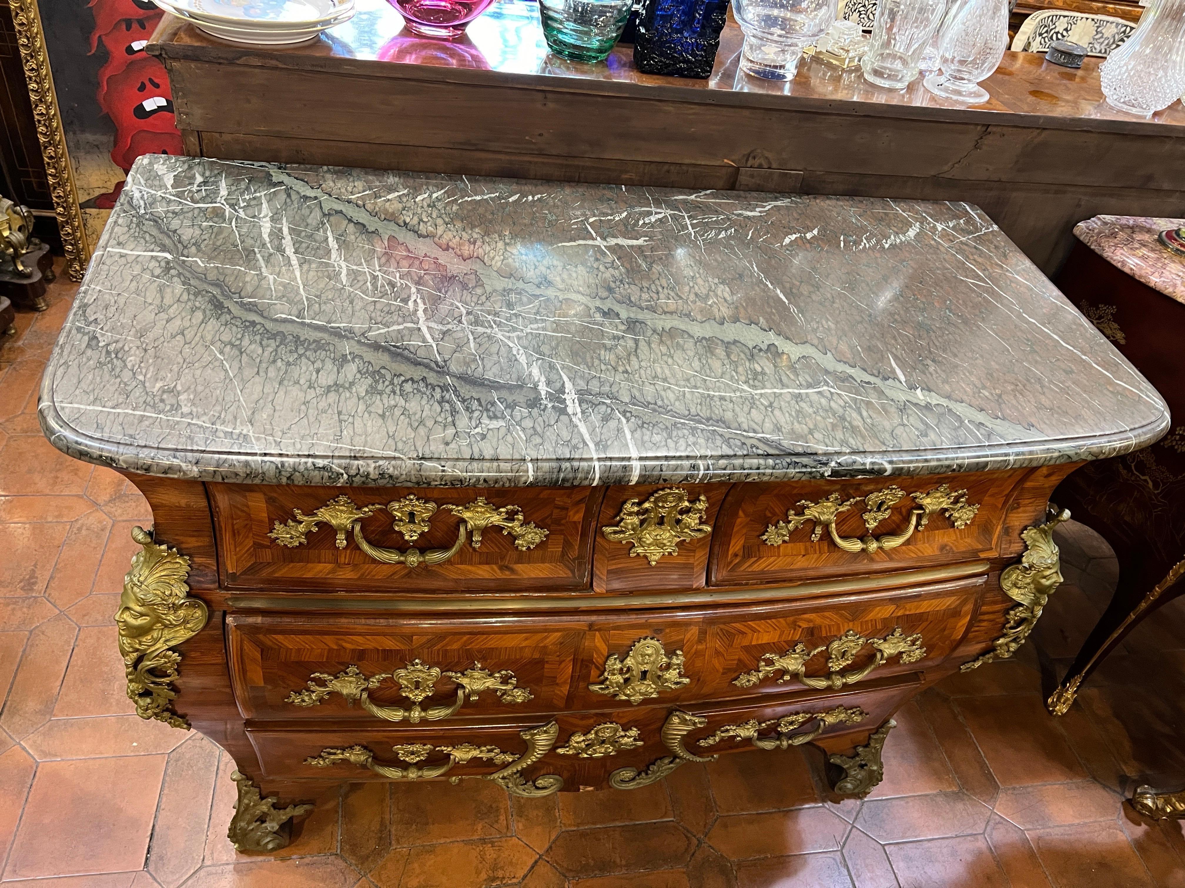 Français Importante commode en bois du roi Louis XV du 18ème siècle  par Pierre Migeon 1740 en vente