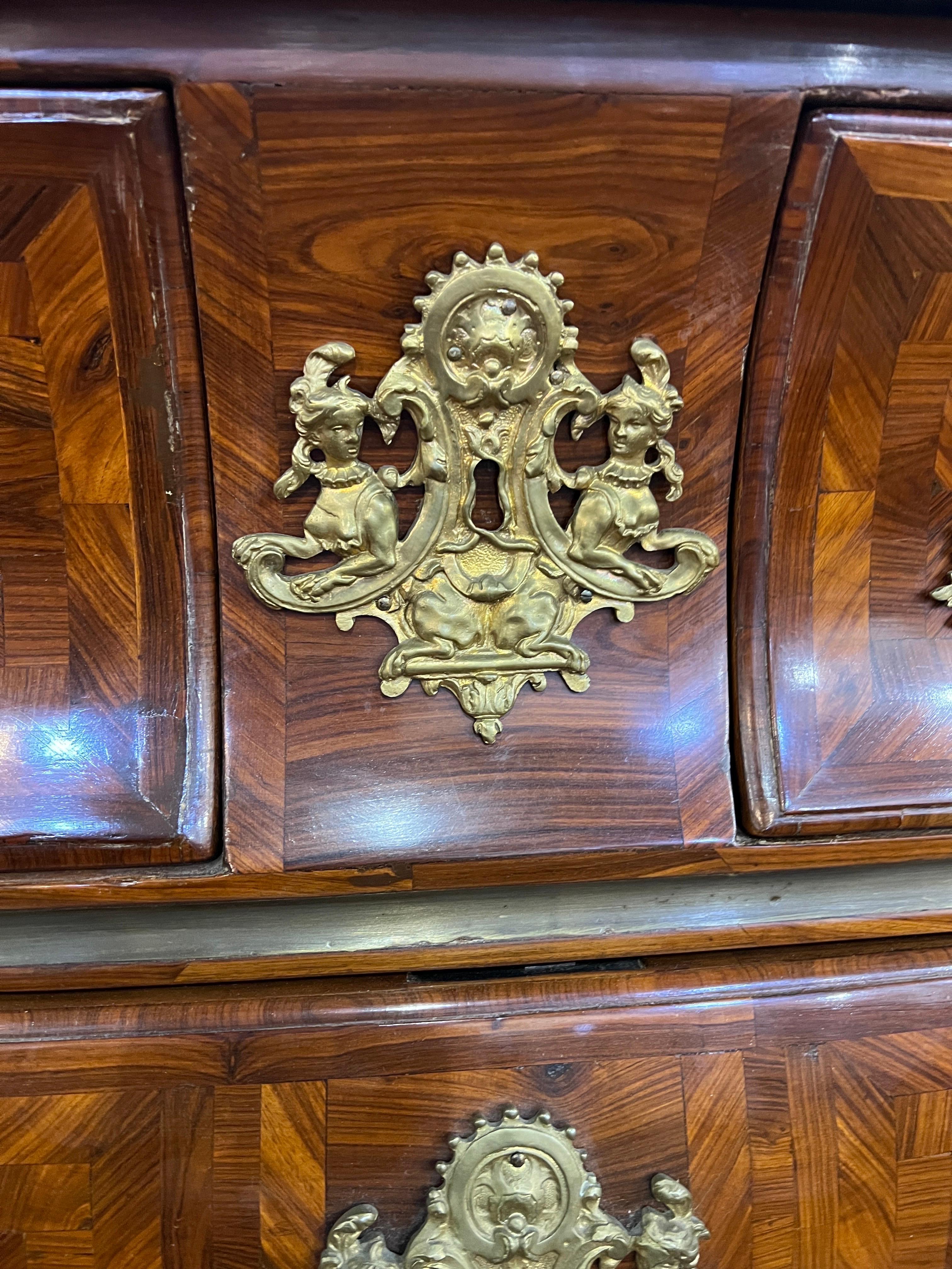 XVIIIe siècle Importante commode en bois du roi Louis XV du 18ème siècle  par Pierre Migeon 1740 en vente