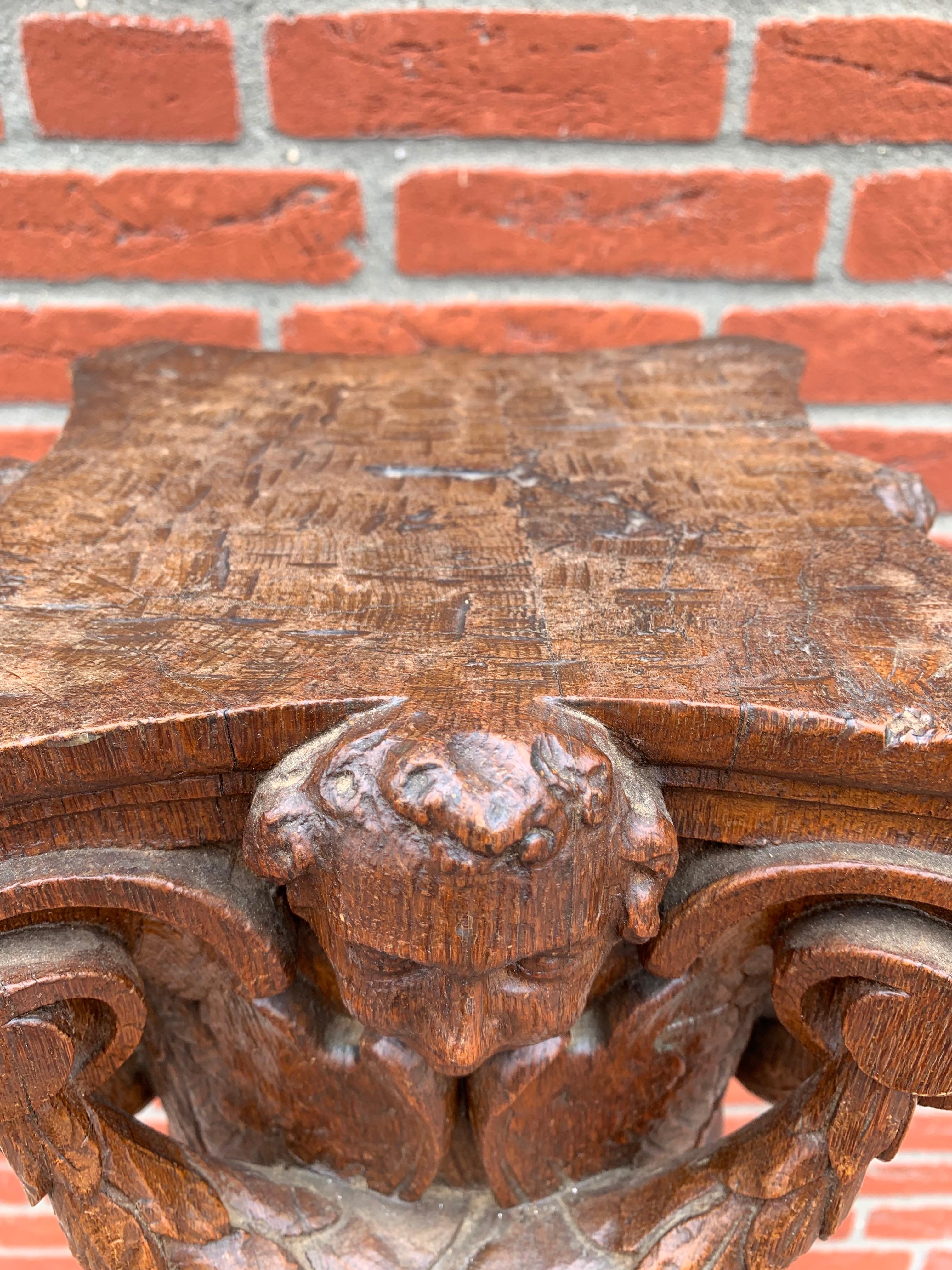 18th Century Impressive Hand Carved Oak Baroque Display Pedestal Sculpture Stand In Good Condition For Sale In Lisse, NL