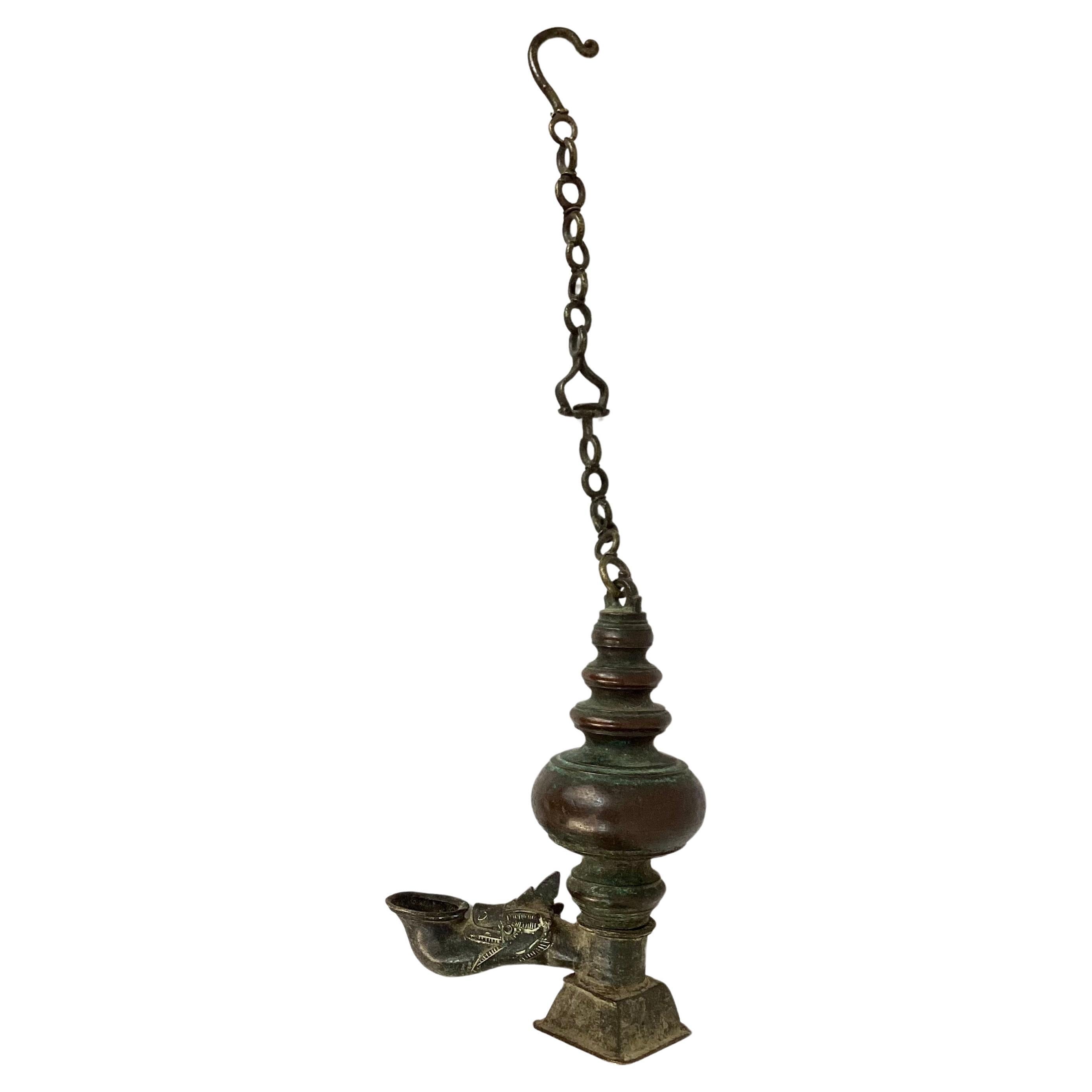 Lampe à huile suspendue en bronze de l'Inde du XVIIIe siècle